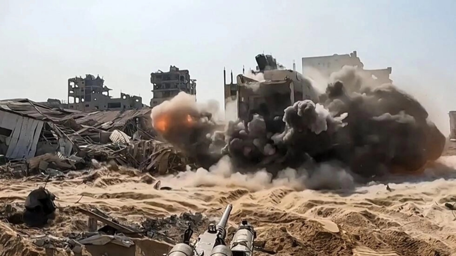 صورة مأخوذة من مقطع فيديو نشره الجيش الإسرائيلي لقصف مبنى في قطاع غزة