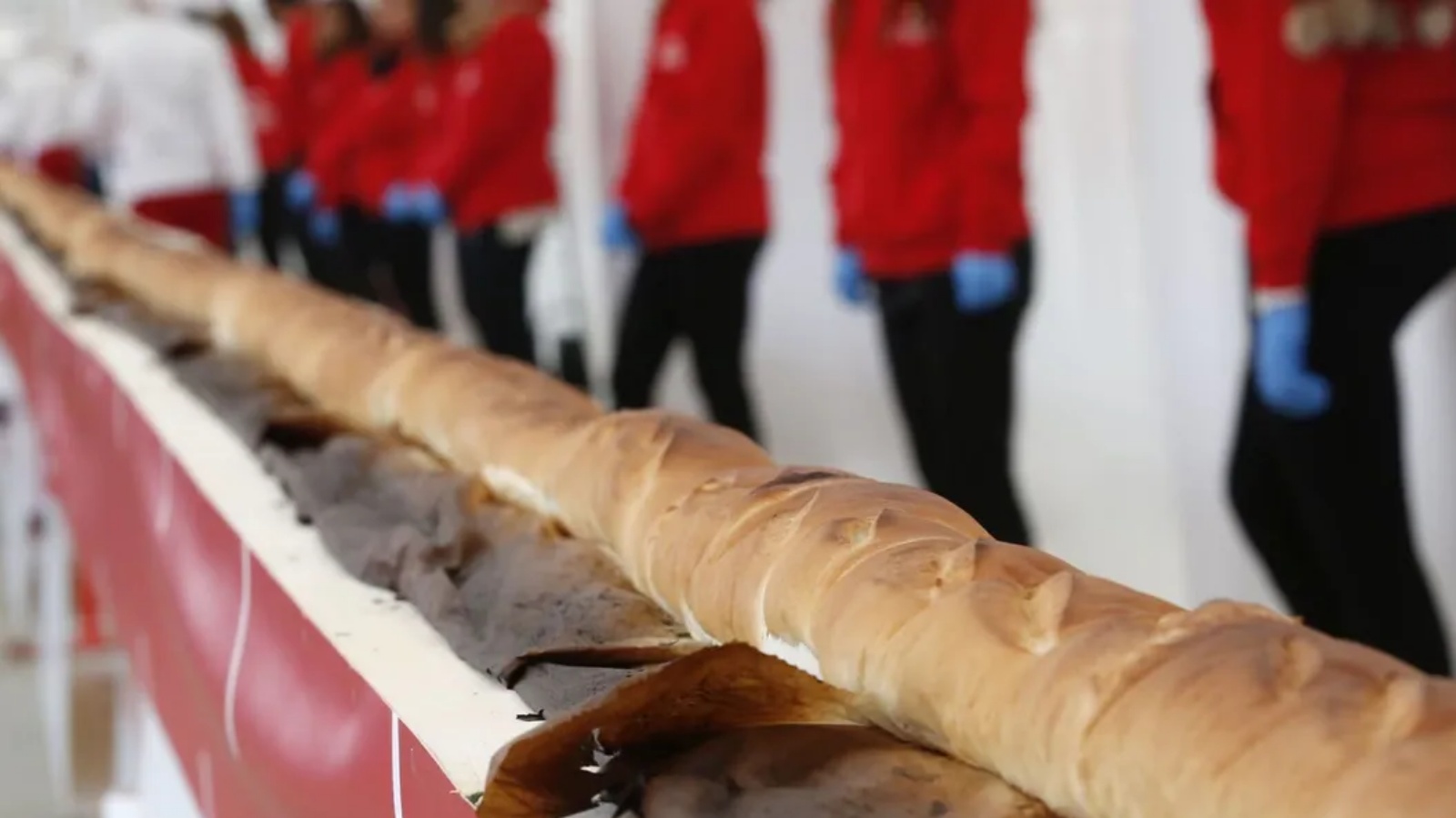 أطول رغيف خبز في العالم.. فرنسي