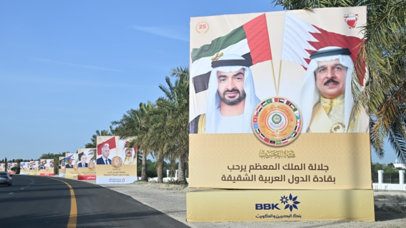صور كبيرة على جانب بعض طرقات المنامة تحمل كل منها صورة لزعيم عربي بجانب صورة ملك البحرين