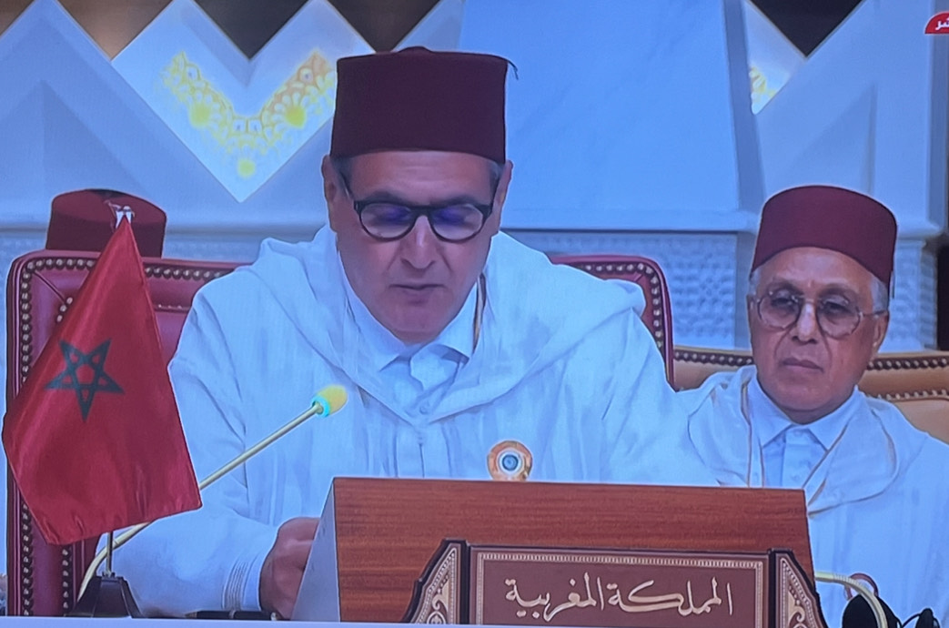 عزيز أخنوش رئيس الحكومة المغربية يقرأ خطاب العاهل المغربي الى قمة البحرين