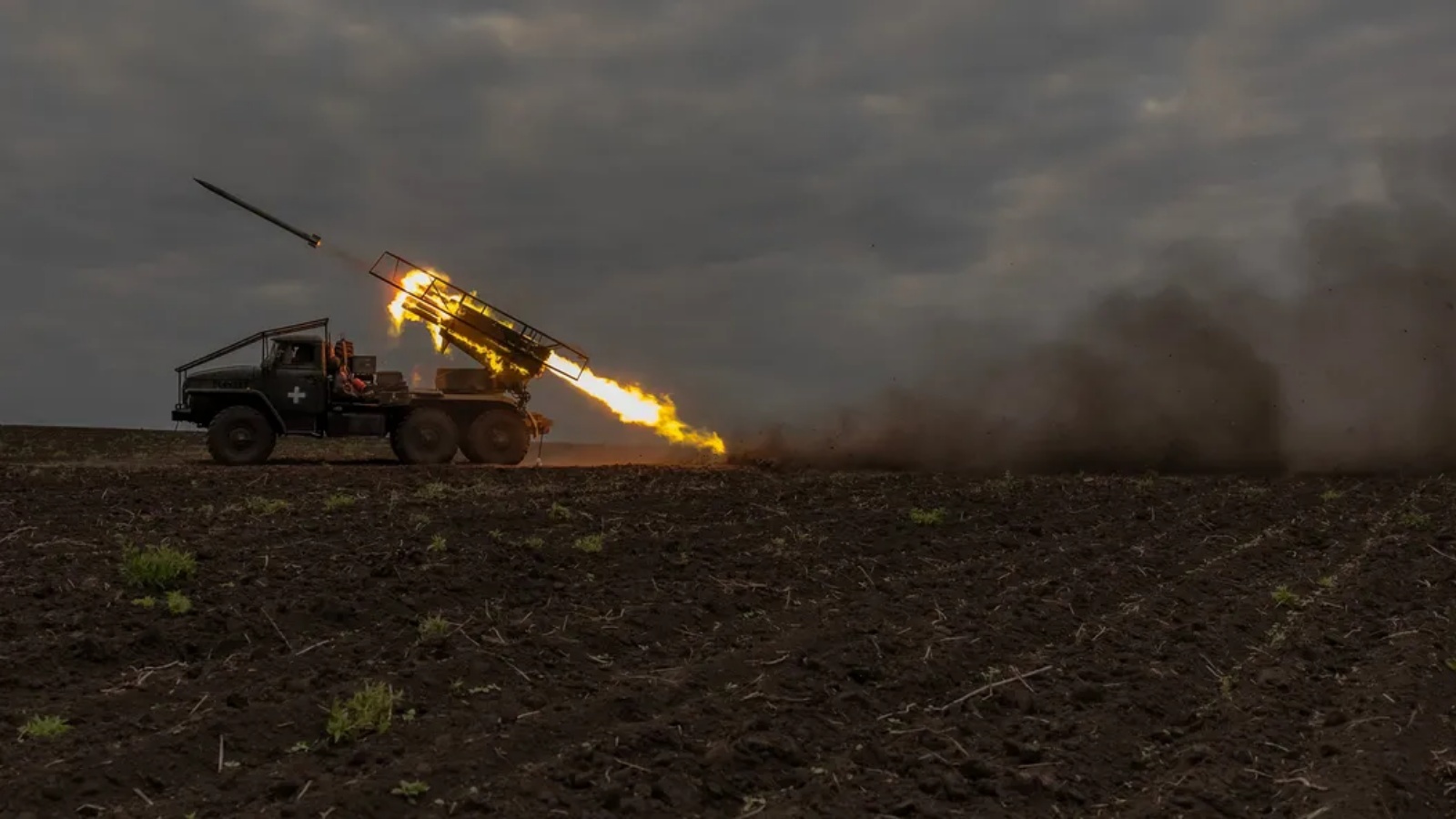 قوة أوكرانية تطلق قذائف صاروخية باتجاه القوات الروسية