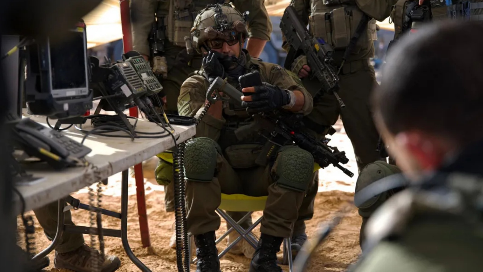 ضابط إسرائيلي شرق رفح جنوب قطاع غزة