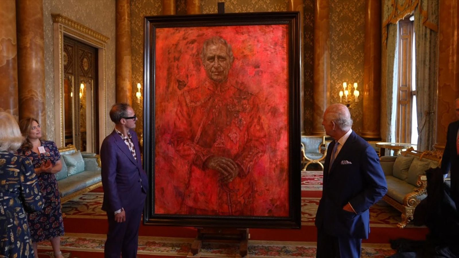 الملك تشارلز يشاهد اللوحة الزيتية خلال عرضها في قصر باكنغهام الثلاثاء
