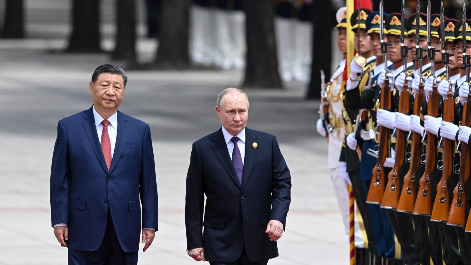 صورة وزعتها وكالة سبوتنيك الروسية تظهر الرئيسين فلاديمير بوتين وشي جينبينغ يستعرضان ثلة من حرس الشرف في بكين في 16 أيار (مايو) 2024 