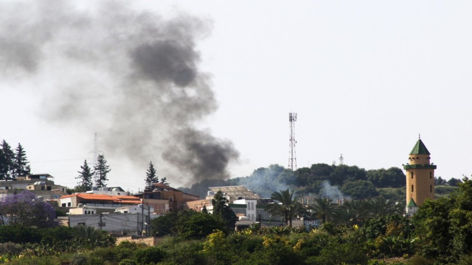 دخان يتصاعد أثناء القصف الإسرائيلي على قرية النجارية اللبنانية.17 أيار (مايو) 2024