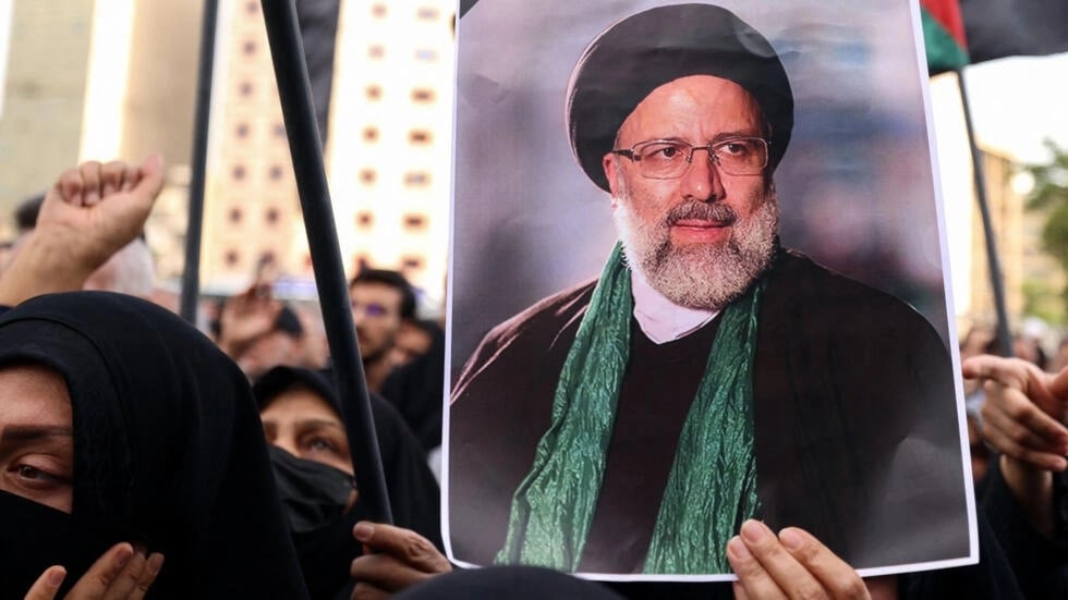 إيرانيون في وسط طهران حداداً على وفاة ابراهيم رئيسي وأمير عبد اللهيان وسبعة اخرين في تحطم مروحيتهم يوم 20 أيار (مايو).