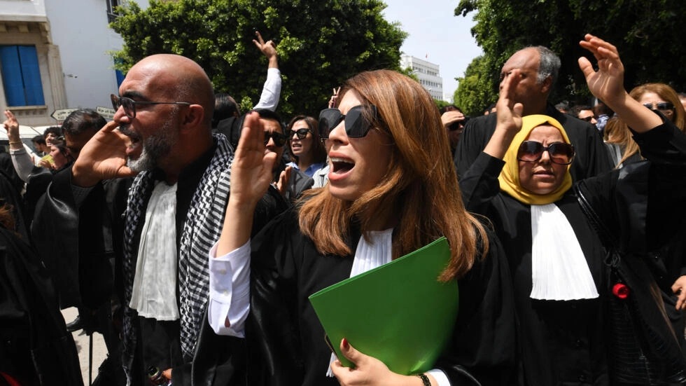 محامون تونسيون يرددون شعارات ضد رئيس البلاد أمام المحكمة في تونس العاصمة في 16 أيار (مايو) 2024، أثناء تظاهرهم للتنديد بالاعتقالات الأخيرة لزملائهم