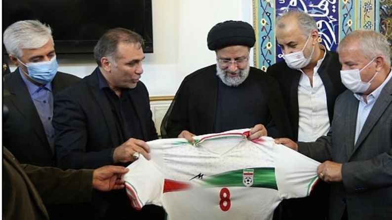 الرقم 8 على قميص منتخب إيران... هدية تلقاها الراحل رئيسي