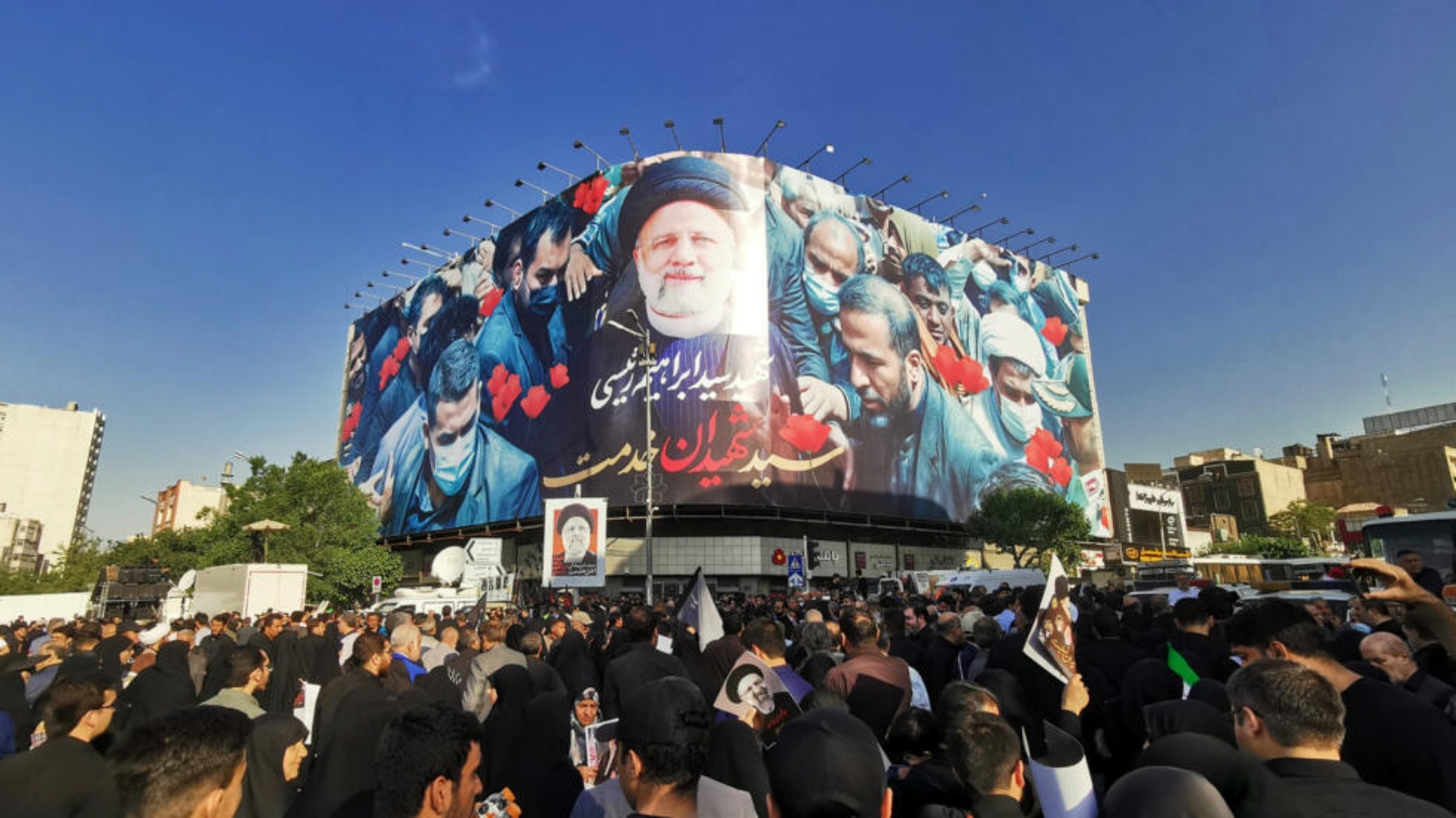 مشاركون في مراسم جنازة الرئيس الإيراني ابراهيم رئيسي في طهران في 22 أيار (مايو) 2024 