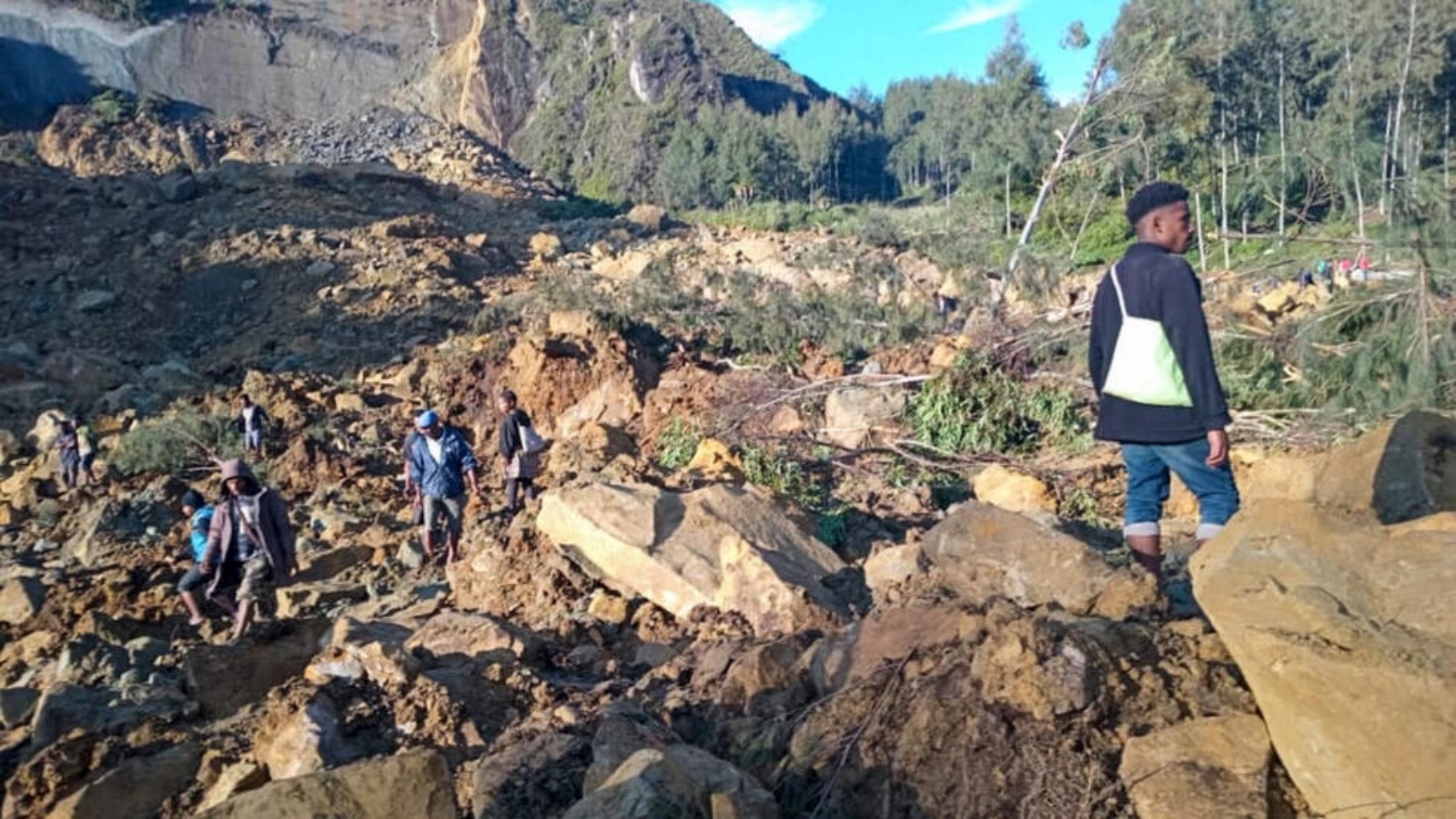 أشخاص تجمعوا في موقع انهيار أرضي في ميب موليتاكا في مقاطعة إنغا في بابوا غينيا الجديدة في 24 أيار (مايو) 2024 