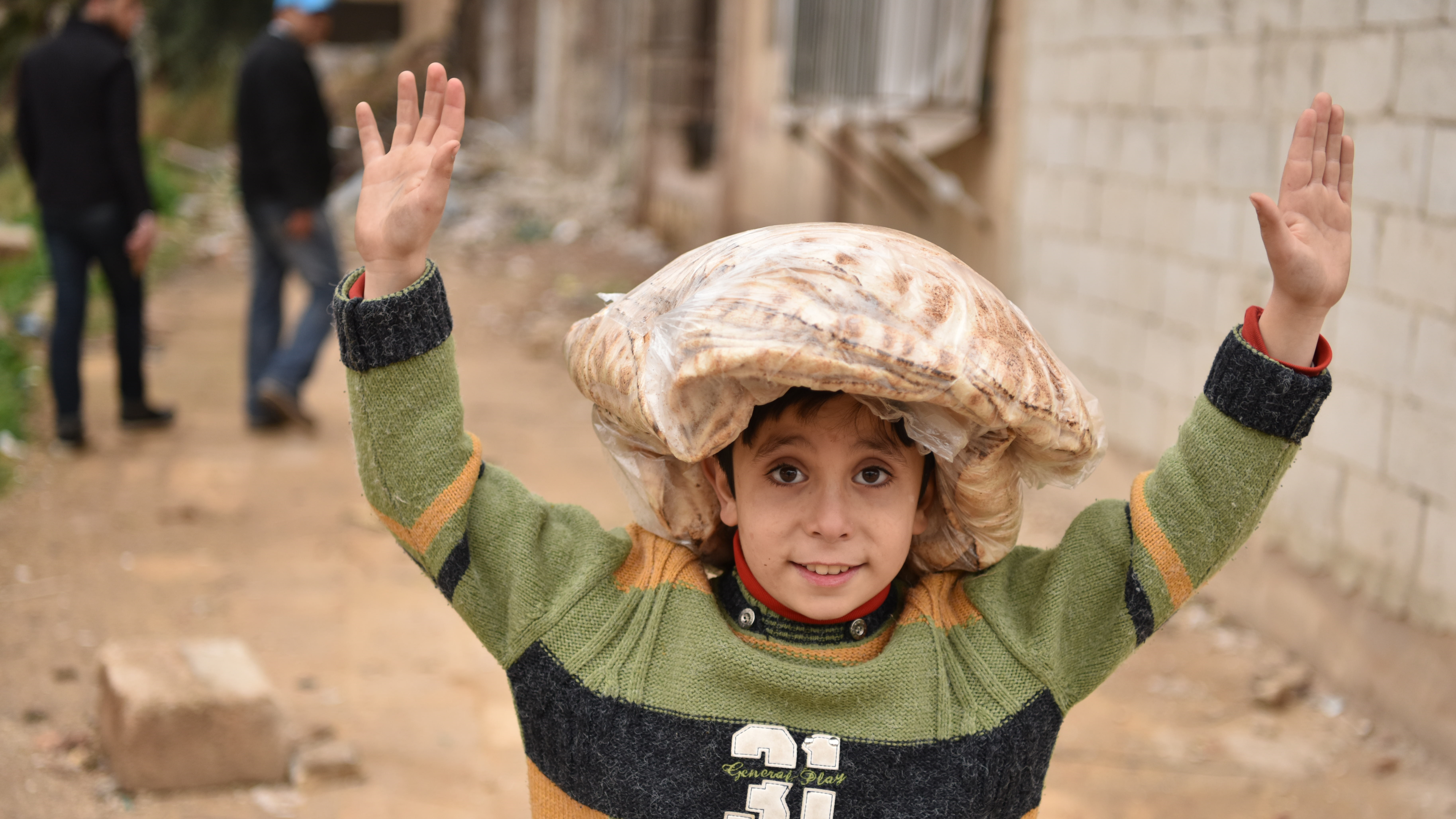 أصبح الحصول على رغيف الخبز يمثل حداً أقصى لطموح ملايين الأطفال السوريين