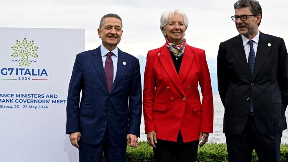 حاكم بنك إيطاليا فابيو بانيتا (يسار) ووزير الاقتصاد والمالية الإيطالي جيانكارلو جورجيتي (يمين) ومديرة البنك المركزي الأوروبي كريستين لاغارد خلال اجتماع وزراء مالية مجموعة السبع 