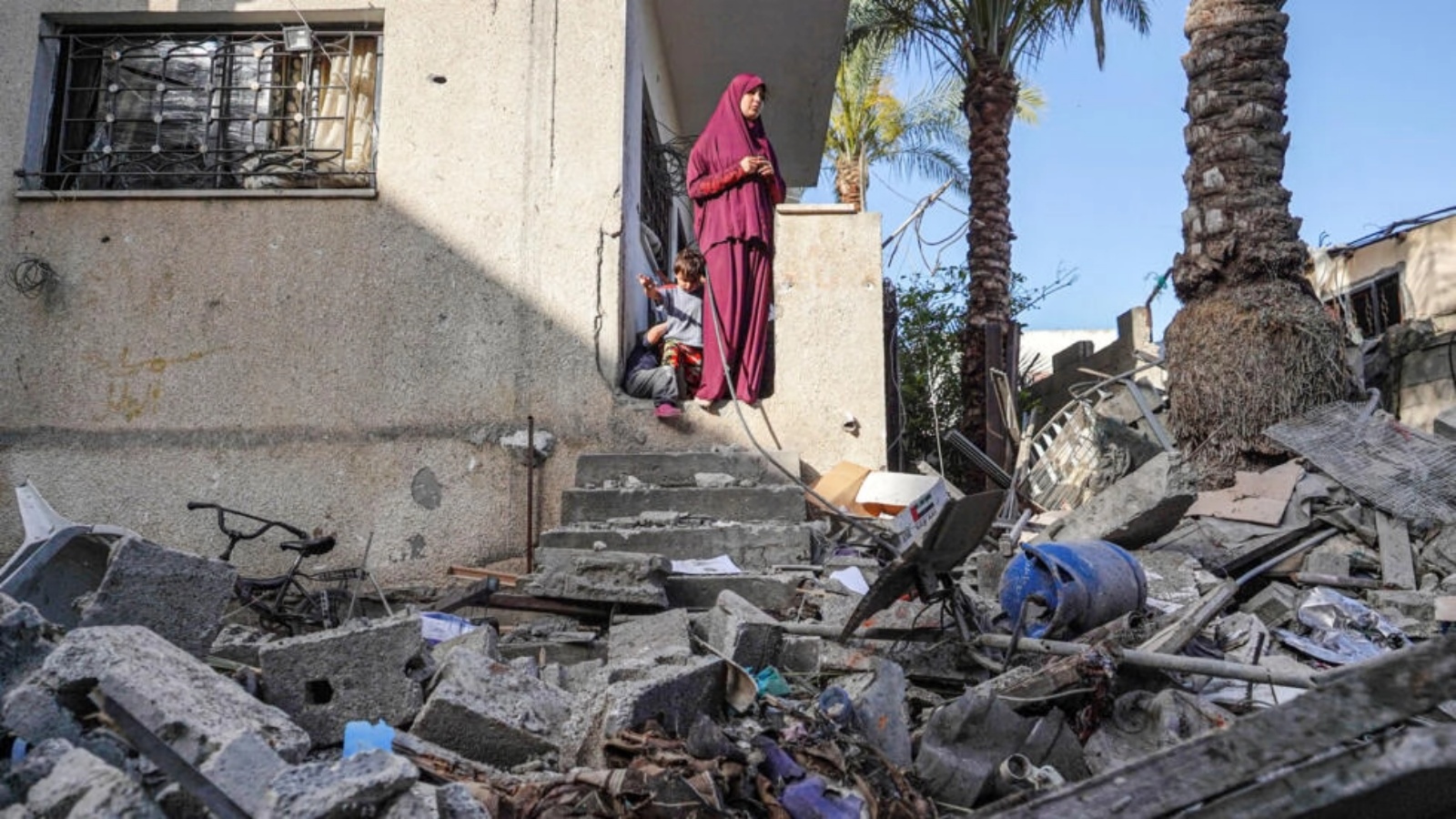  امرأة فلسطينية تتفحّص الأضرار التي لحقت بمنزل عائلتها في النصيرات بعد القصف الإسرائيلي ليلة 23 أيار/مايو 2024 امرأة فلسطينية تتفحّص الأضرار التي لحقت بمنزل عائلتها في النصيرات بعد القصف الإسرائيلي ليلة 23 أيار (مايو) 2024 