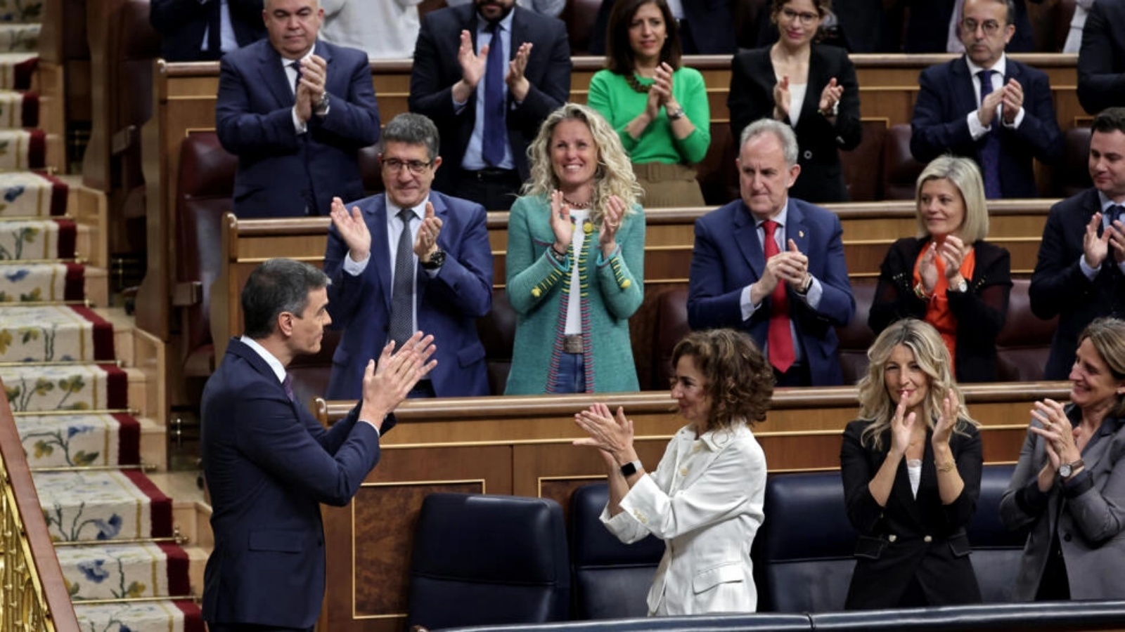 نواب وأعضاء الحكومة الإسبانية يصفقون إشادة بخطاب ألقاه رئيس الوزراء بيدرو سانشيز أعلن فيه أن إسبانيا ستعترف بفلسطين كدولة في 28 مايو، في مجلس النواب في مدريد في 22 أيار (مايو) 2024.