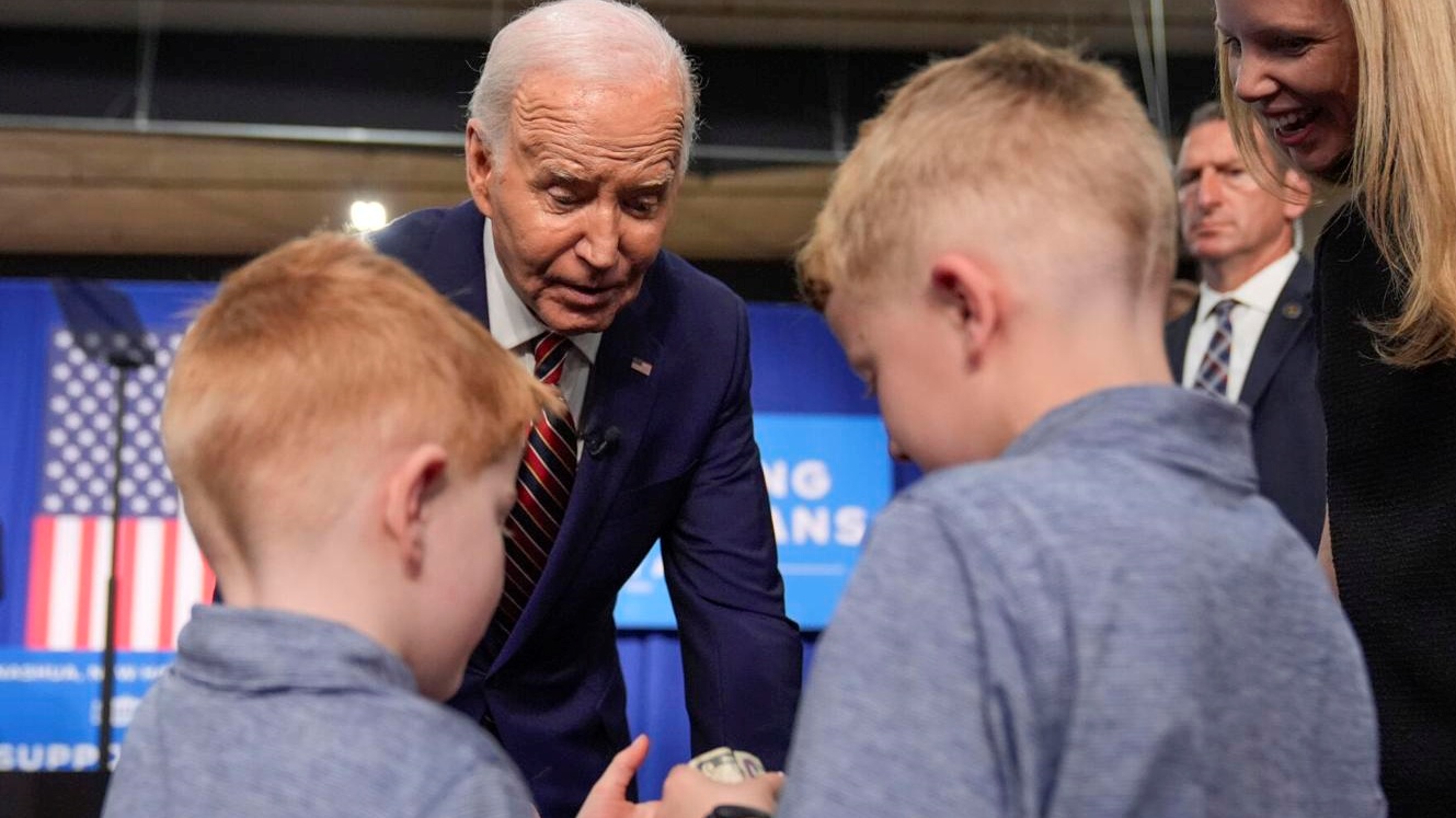 الرئيس الأميركي جو بايدن يعطي الأطفال مالاً لشراء الآيس كريم