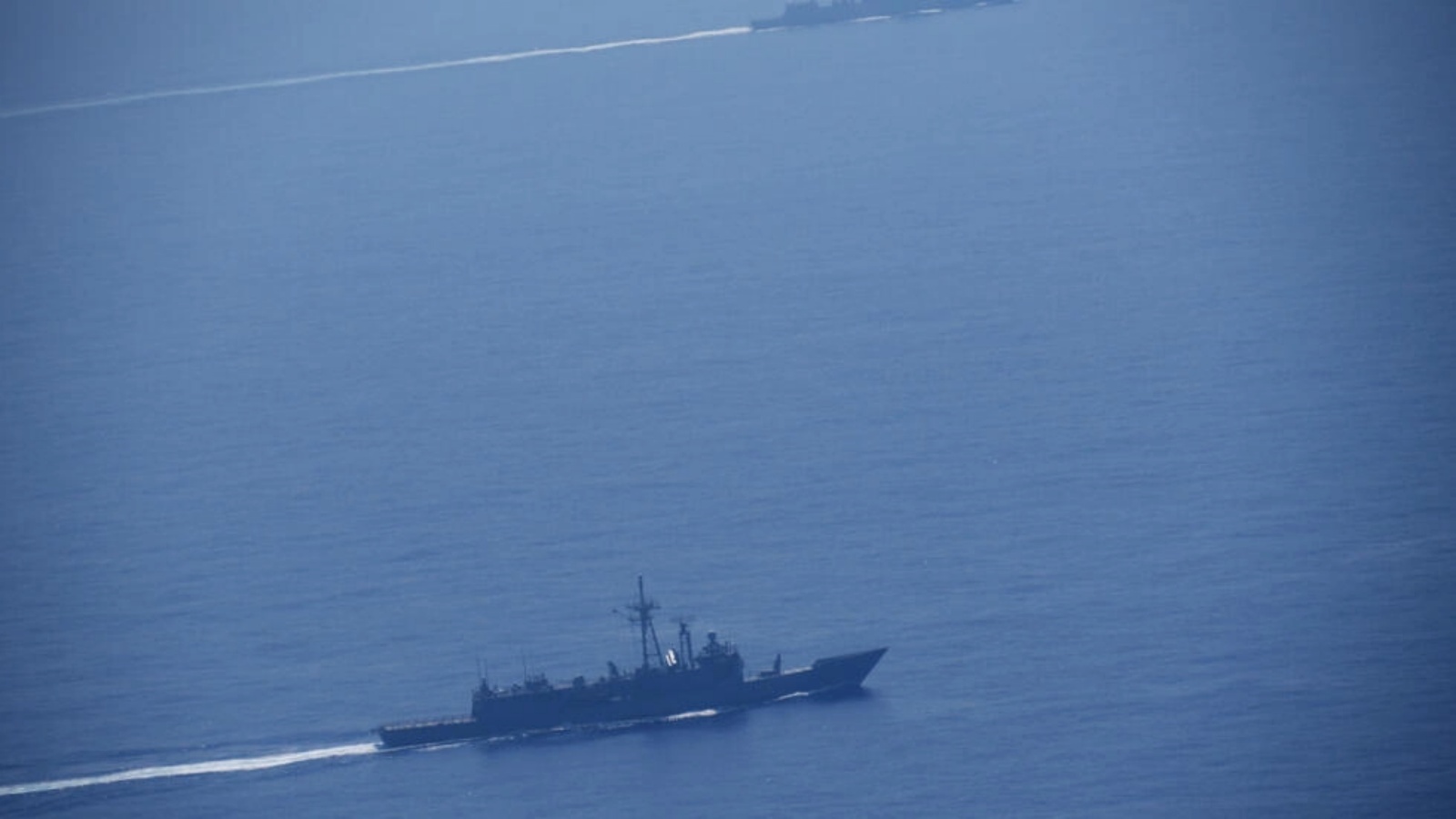 سفينتان عسكريتان صينيتان تبحران في موقع غير محدد. صورة التقطت في 23 أيار (مايو) 2024 ونشرتها وزارة الدفاع التايوانية في 24 منه