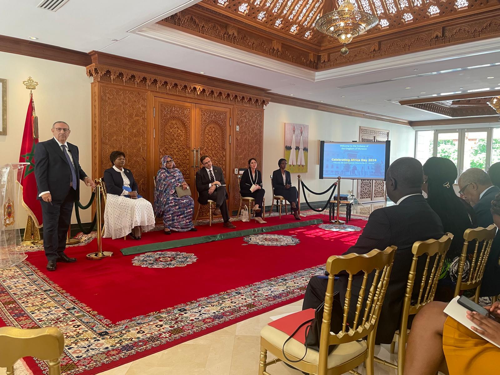 السفير المغربي يوسف العمراني يلقي كلمة افتتاحية بمناسبة يوم افريقيا في مقر السفارة المغربية في واشنطن 