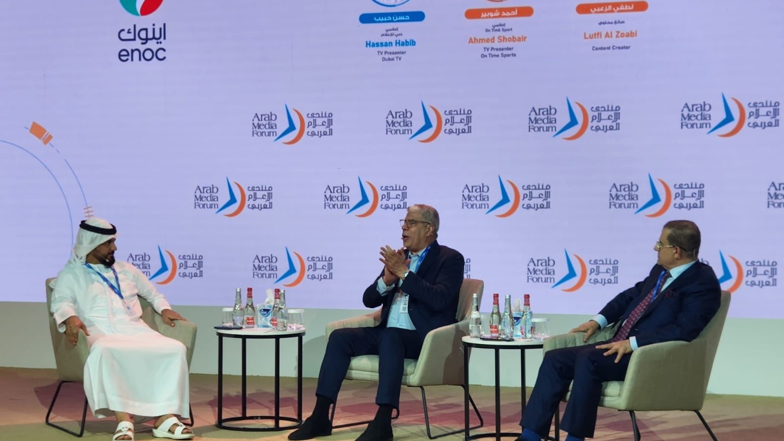 الإعلامي الأردني لطفي الزعبي (يمين) ثم الكابتن أحمد شوبير (وسط) والإماراتي حسن حبيب في جلسة