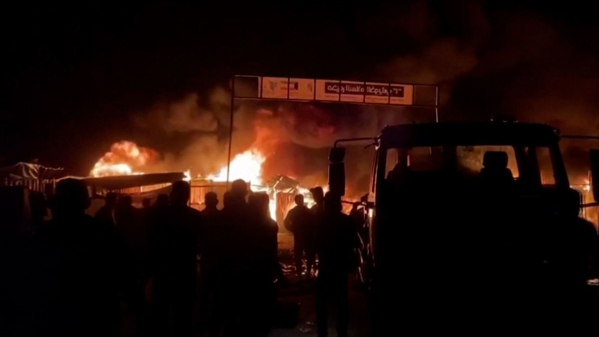 النيران مشتعلة بعد غارة إسرائيلية على منطقة مخصصة للفلسطينيين النازحين في رفح