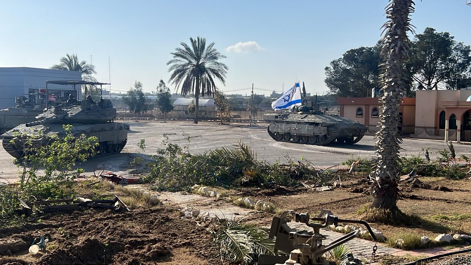 اقتراب الآليات الاسرائيلية من الحدود المصرية رافعة العلم الاسرائيلي