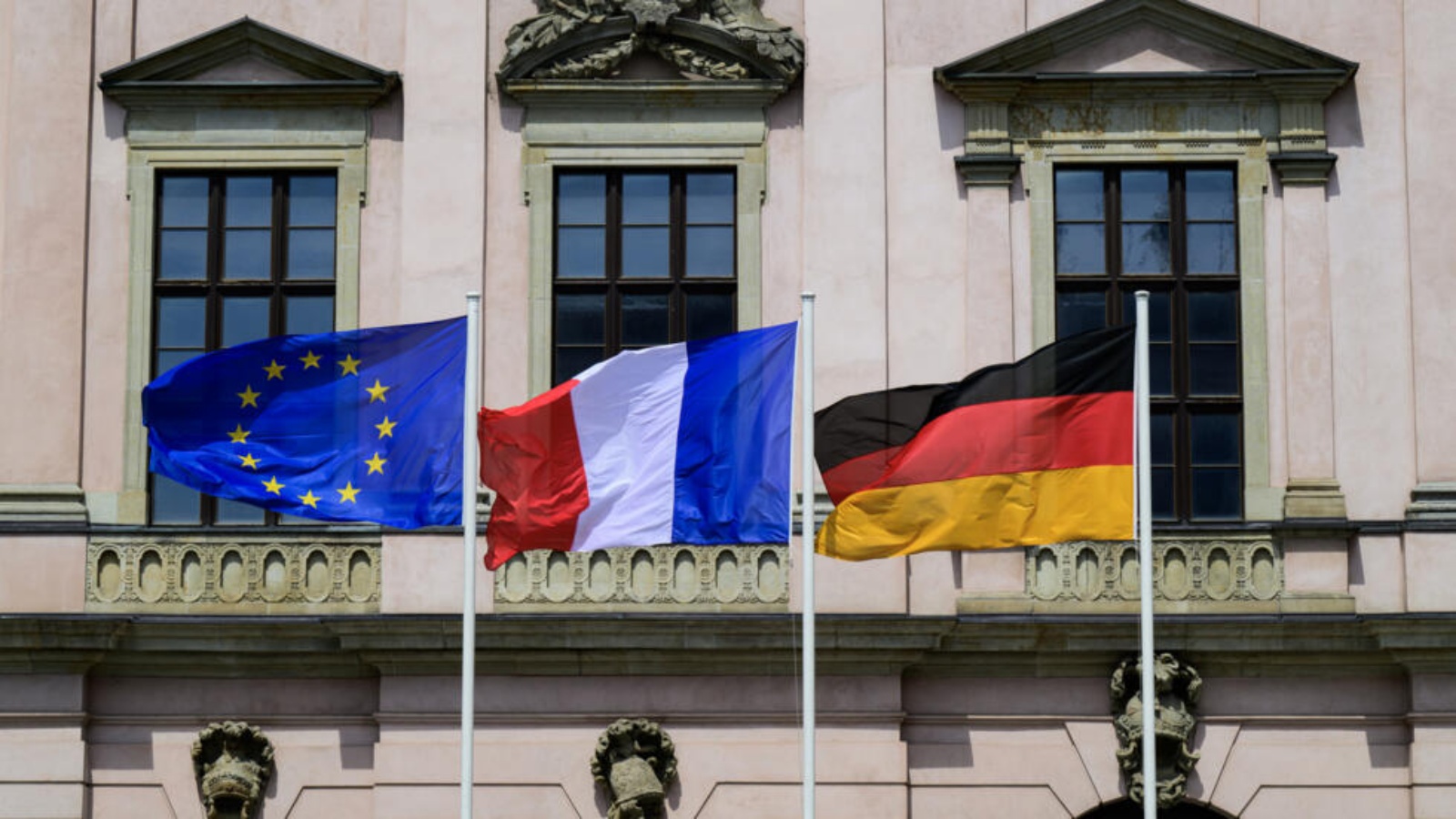 أعلام الاتحاد الأوروبي وفرنسا وألمانيا عند متحف التاريخ الألماني في برلين بتاريخ 24 أيار (مايو) 2024 