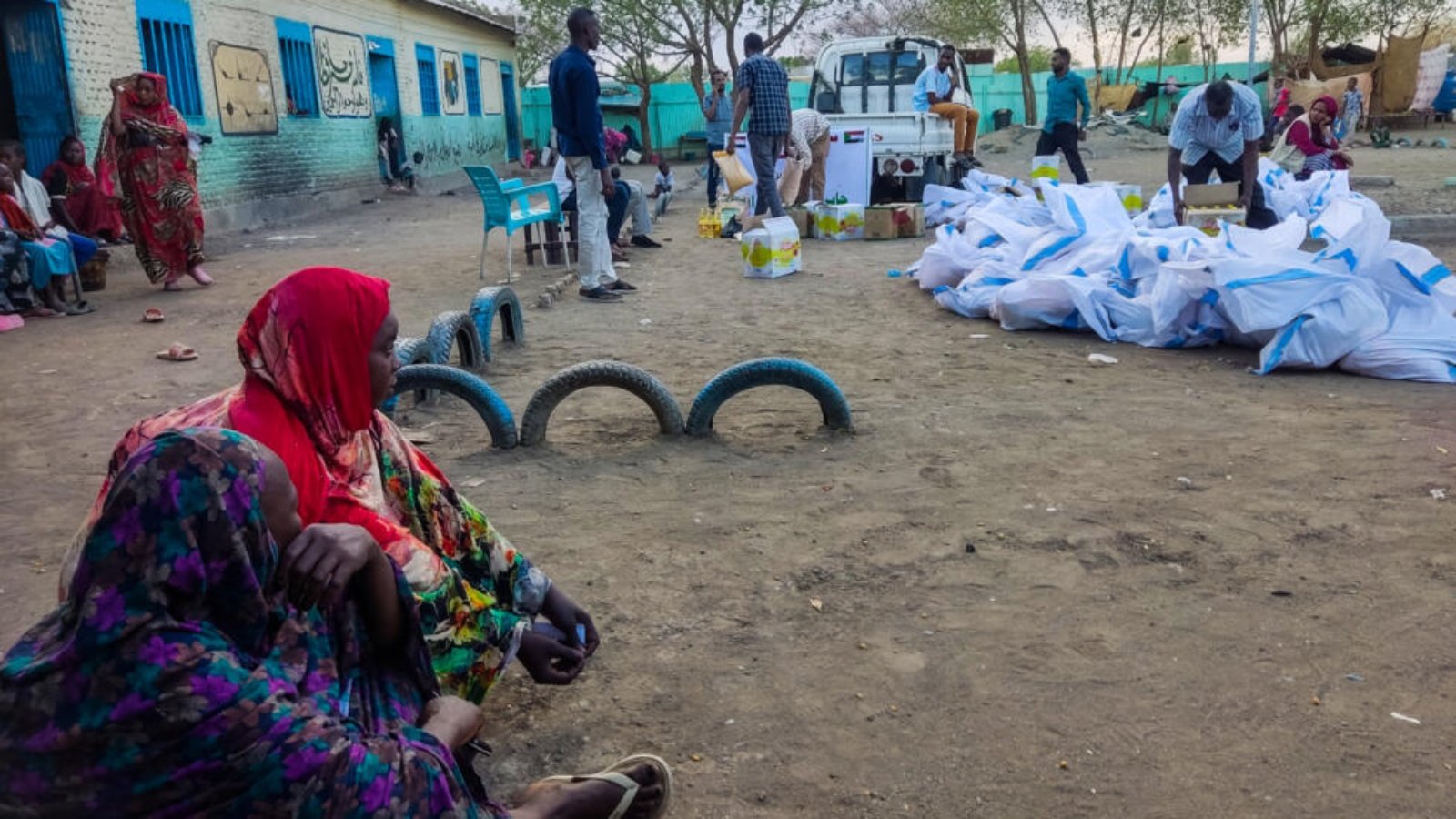 نازحات ينتظرن الحصول على المساعدات من مجموعة في مخيم في القضارف في 12 أيار (مايو) 2024