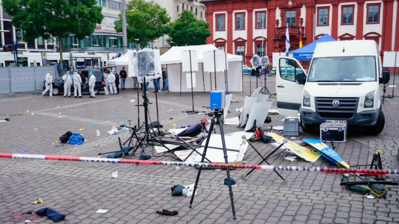 خبرا في الطب الشرعي يعاينون منطقة شهدت هجوما بالسكين أوقع عدة إصابات في مانهايم بغرب ألمانيا في 31 أيار (مايو) 2024 