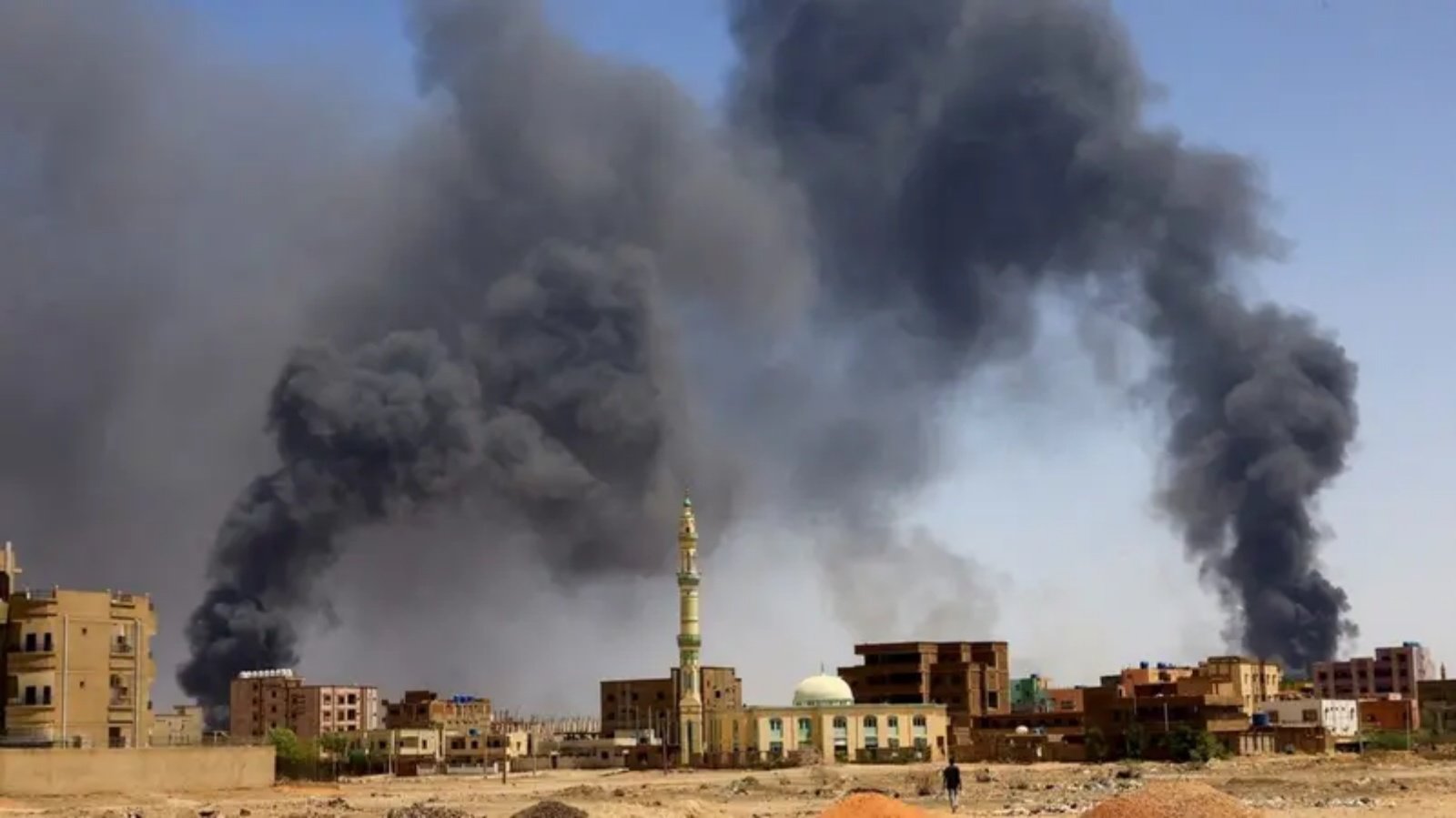دخان يتصاعد من جراء المعارك في السودان