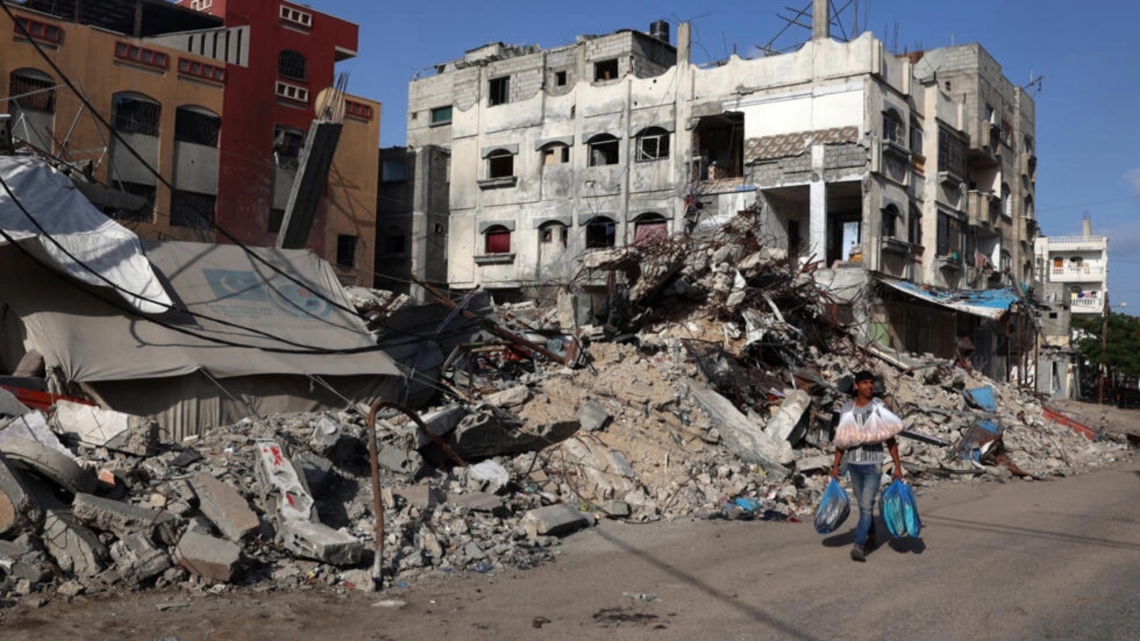 الدمار في رفح (جنوب قطاع غزة) إثر غارة إسرائيلية على منطقة مخصصة للنازحين الفلسطينيين، 26 أيار (مايو) 2024 