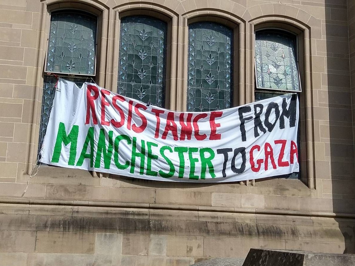 لافتة للمقاومة على نافذة في الحرم الجامعي لجامعة مانشستر
