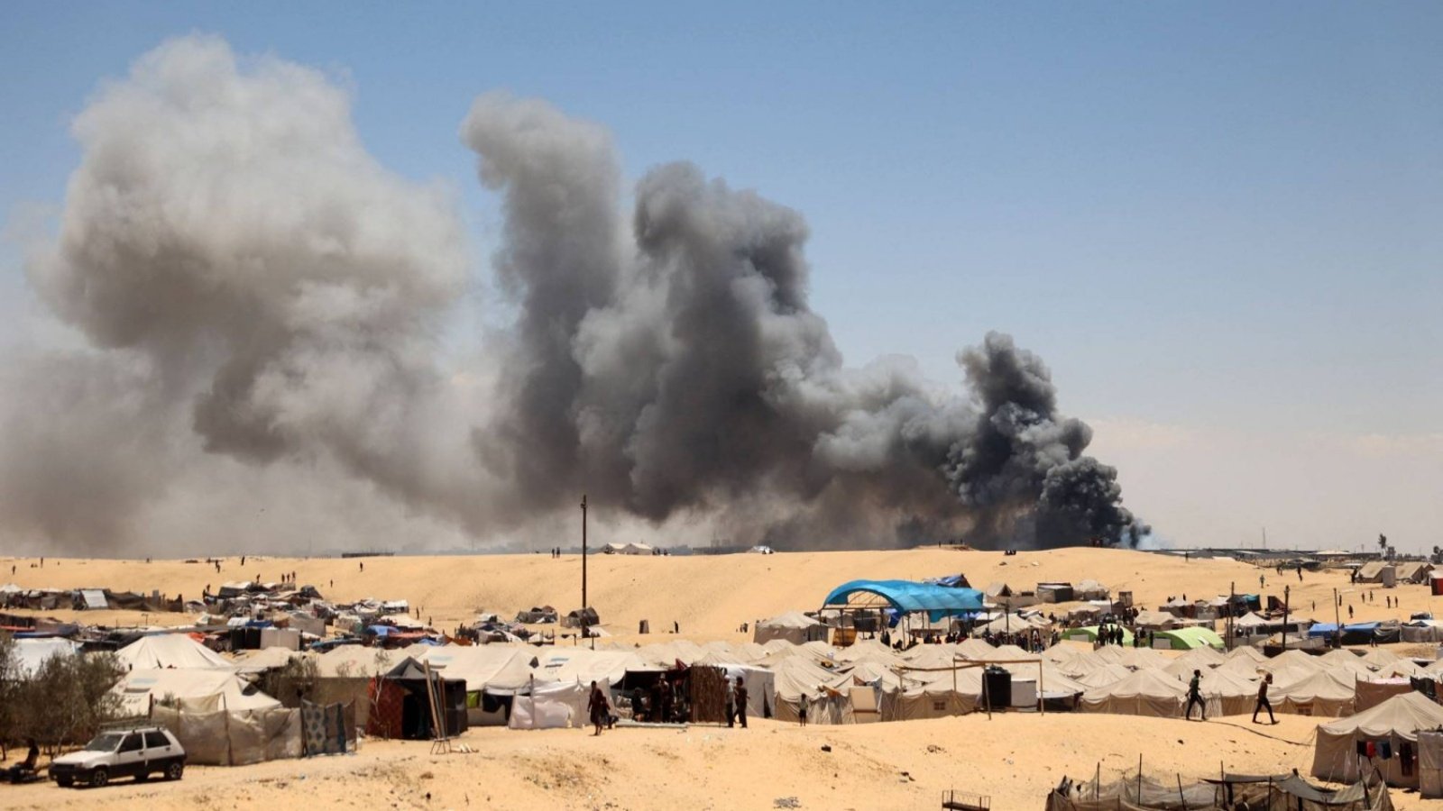 الدخان يتصاعد بالقرب من مخيم مؤقت للفلسطينيين النازحين في منطقة تل السلطان في رفح بجنوب قطاع غزة 