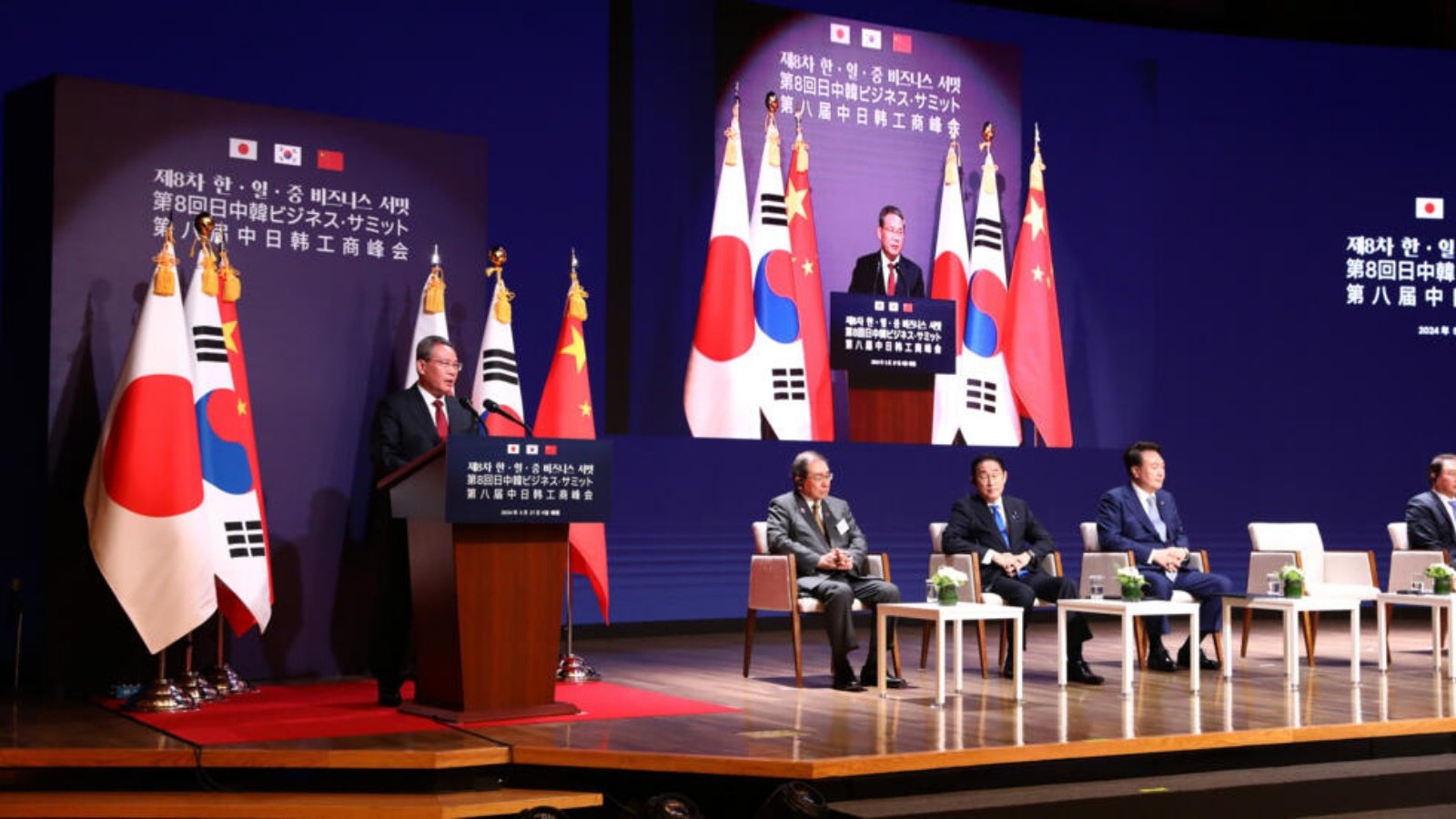 رئيس الوزراء الصيني لي تشيانغ (يسار) ورئيس الوزراء الياياني فوميو كيشيدا ورئيس كوريا الجنوبية يون سوك يول خلال مؤتمر صحافي في سيول. 27 أيار (مايو) 2024