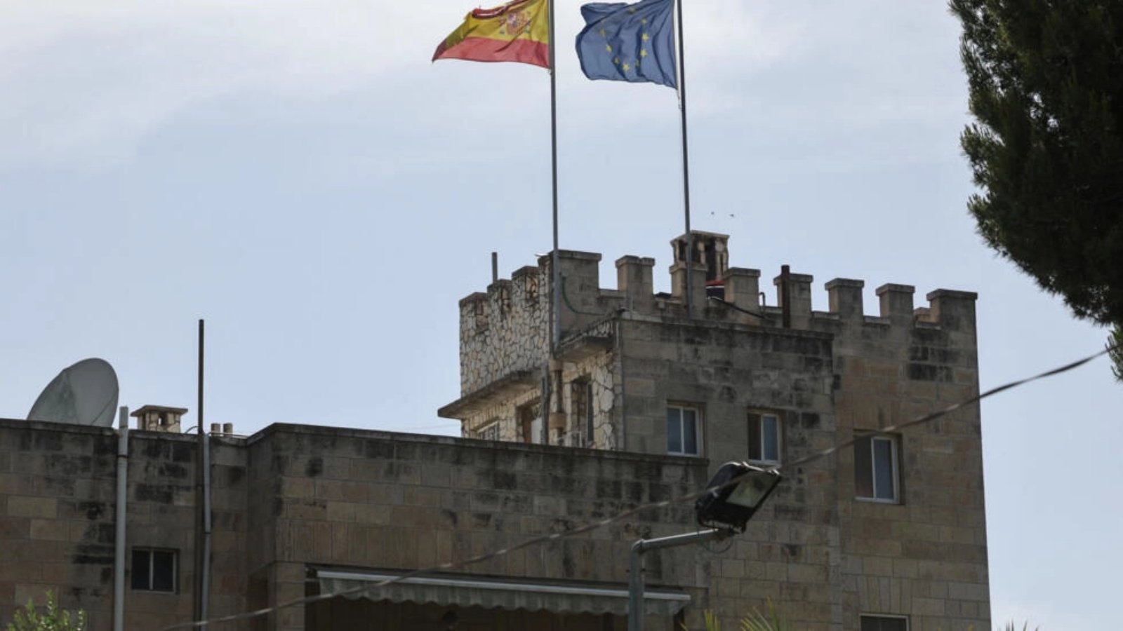علما إسبانيا والاتحاد الأوروبي يرفرفان على مبنى القنصلية الإسبانية في حي الشيخ جراح في القدس الشرقية التي ضمتها إسرائيل. 22 أيار (مايو) 2024 