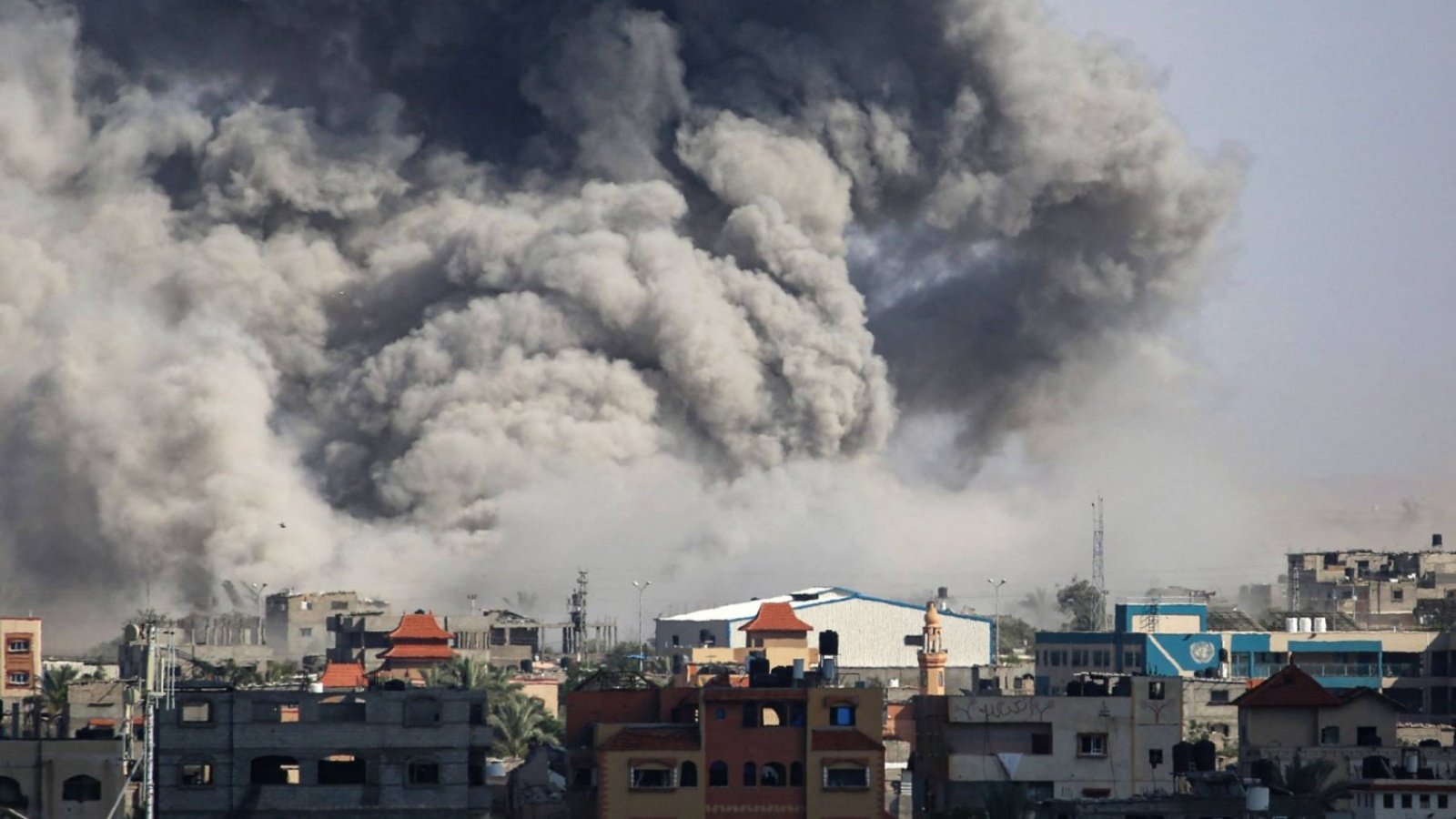 الدخان يتصاعد من رفح في أعقاب قصف إسرائيلي 6 أيار (مايو) 2024 