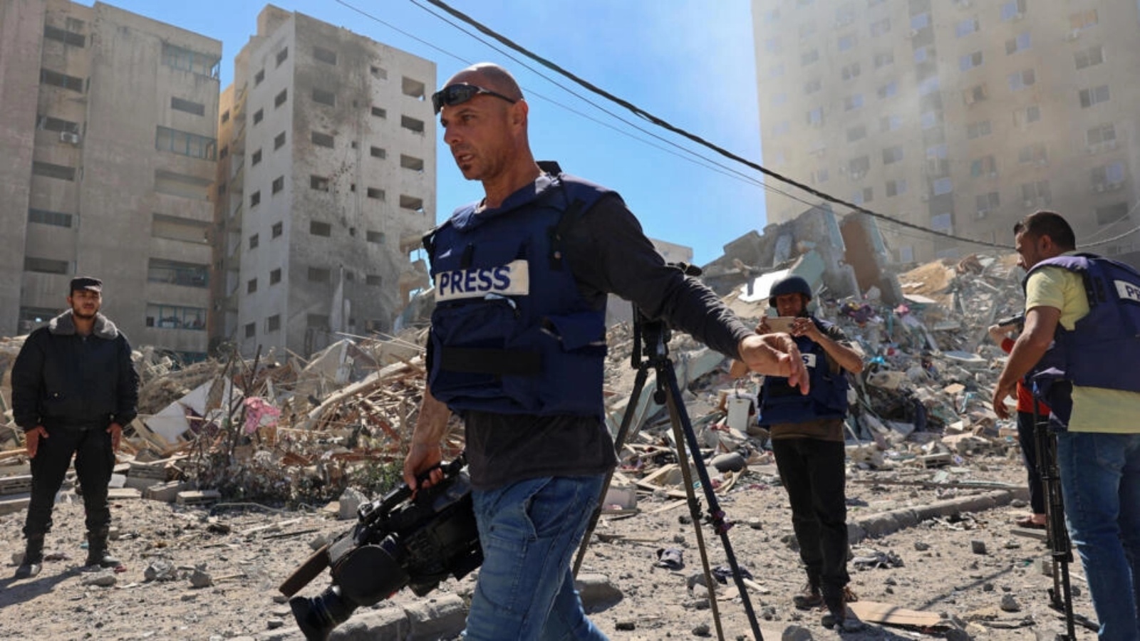 مصور ينقذ معداته بعد قصف برج الجلاء في قطاع غزة