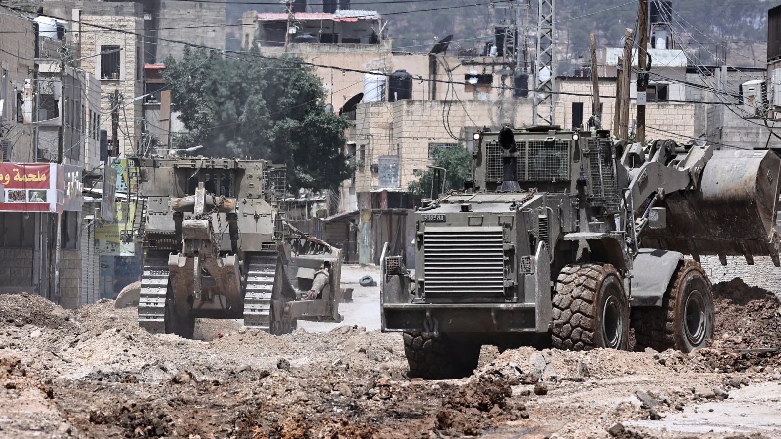 قوات إسرائيلية تقوم بأعمال تجريف في جنين ومخيمها