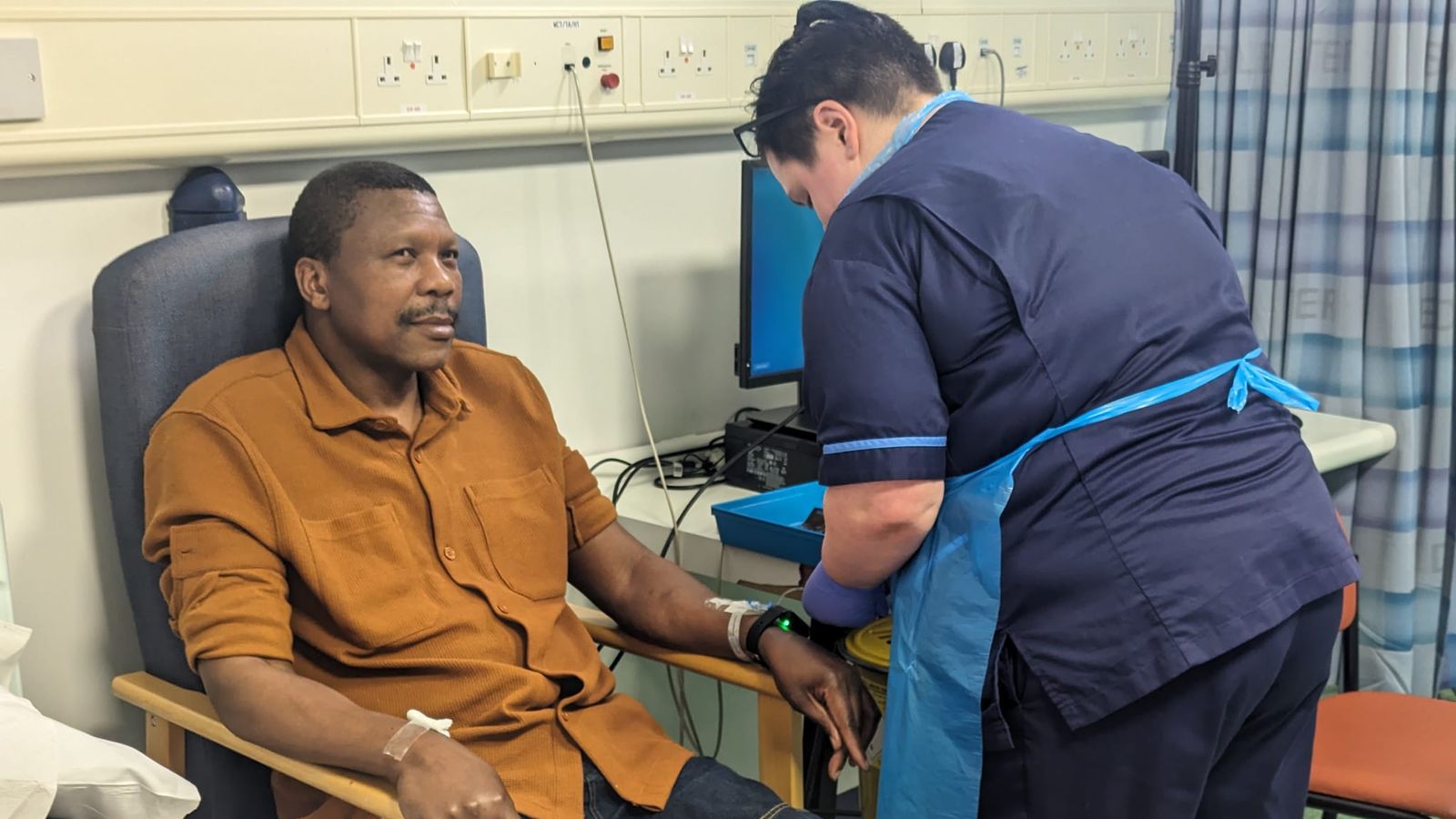 أول مريض في إنكلترا يتم علاجه بلقاح مخصص لسرطان الأمعاء