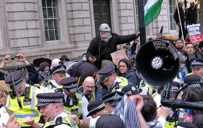 جانب من أعمال الشغب في محيط مقر رئاسة الحكومة البريطانية مساء الثلاثاء