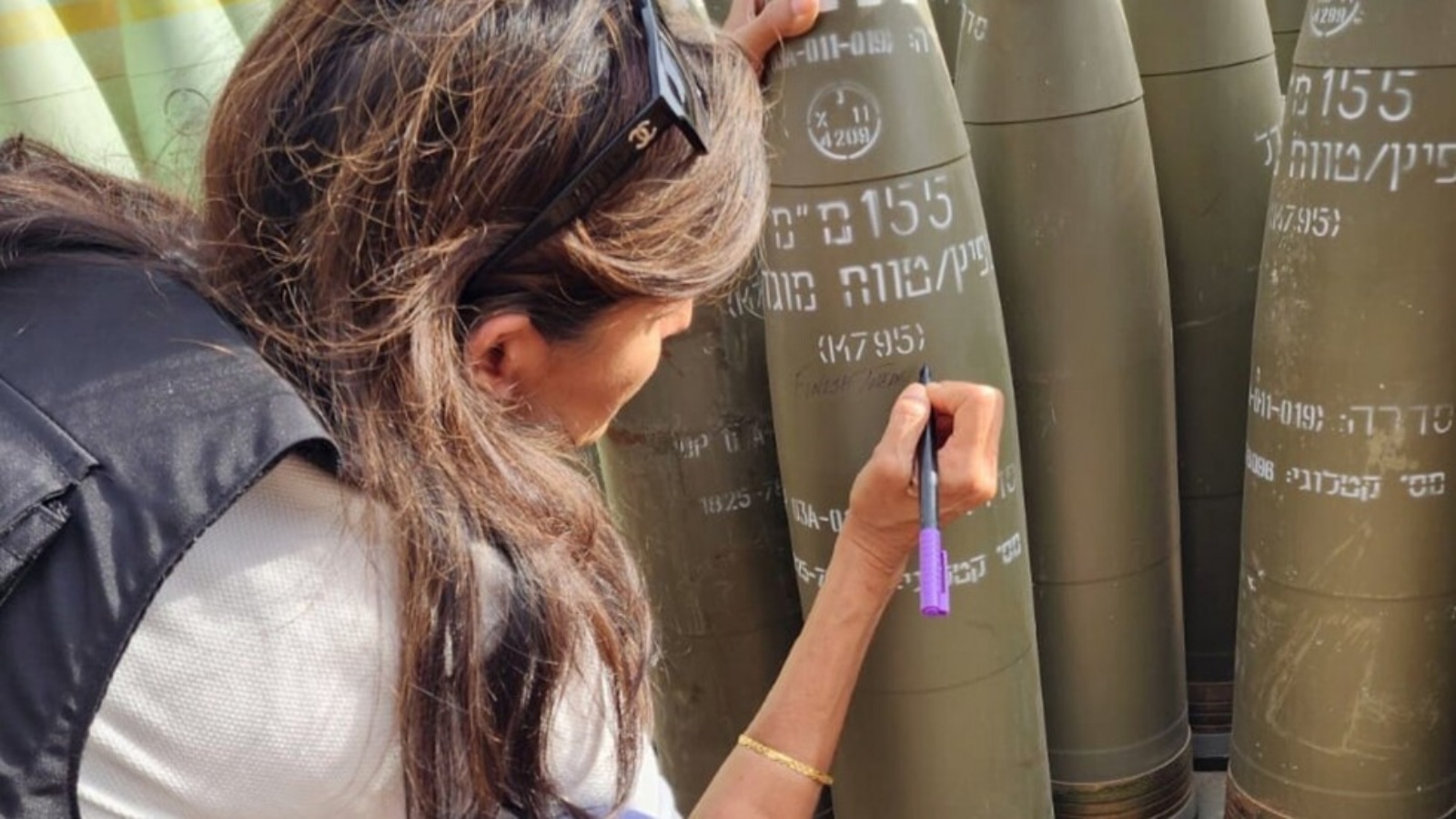 نيكي هايلي تكتب رسالة على قذيفة إسرائيلية