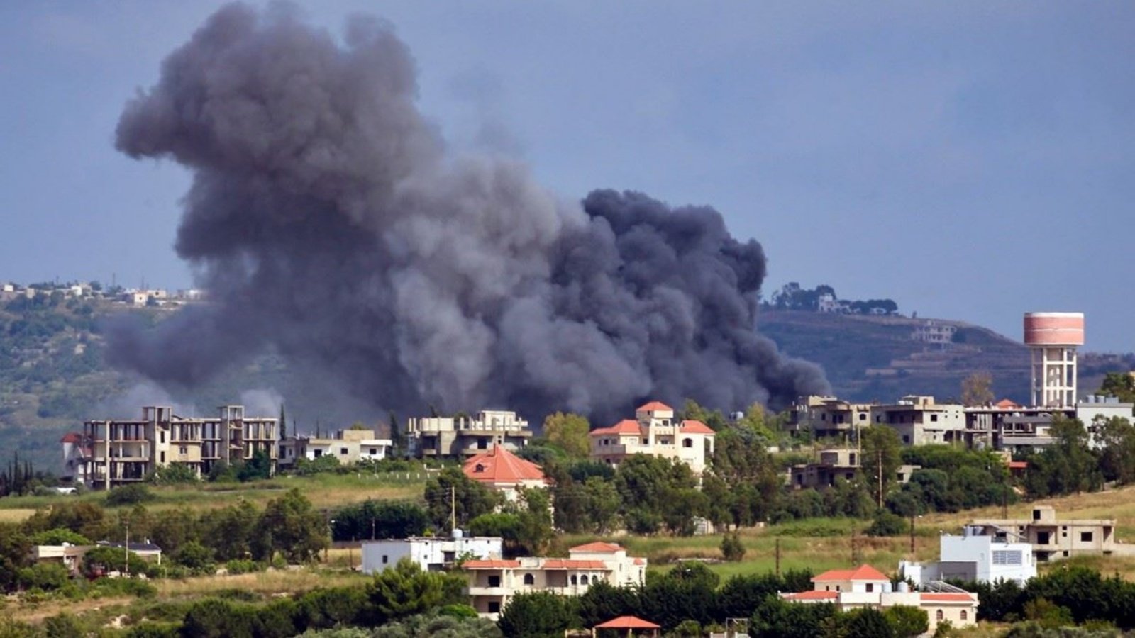 دخان يتصاعد من موقع غارة جوية إسرائيلية على قرية جبين