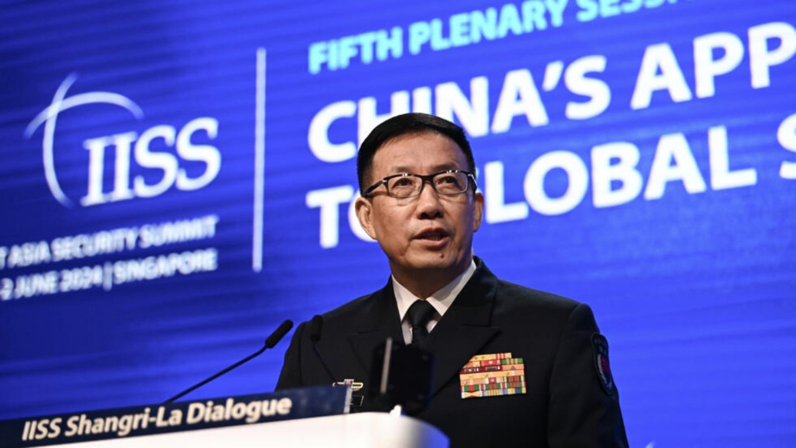 وزير الدفاع الصيني دونغ جون متحدثا في قمة حوار شانغريلا في سنغافورة بتاريخ 2 حزيران (يونيو) 2024 