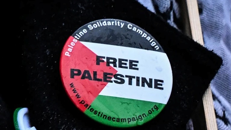 من رموز العلم الفلسطيني التي سيحظر على أطقم الصحة البريطانية اعتمارها