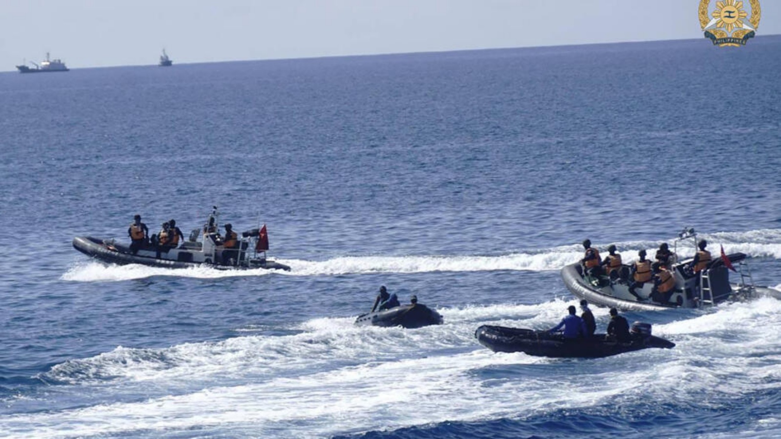 صورة موزعة التقطت بتاريخ 19 أيار (مايو) وتم الحصول عليها في الرابع من حزيران (يونيو) من القوات المسلحة الفيليبينية لقاربين صينيين يقتربان من مركبين فيليبينيين قرب الموقع الفيليبيني الواقع في بحر الصين الجنوبي