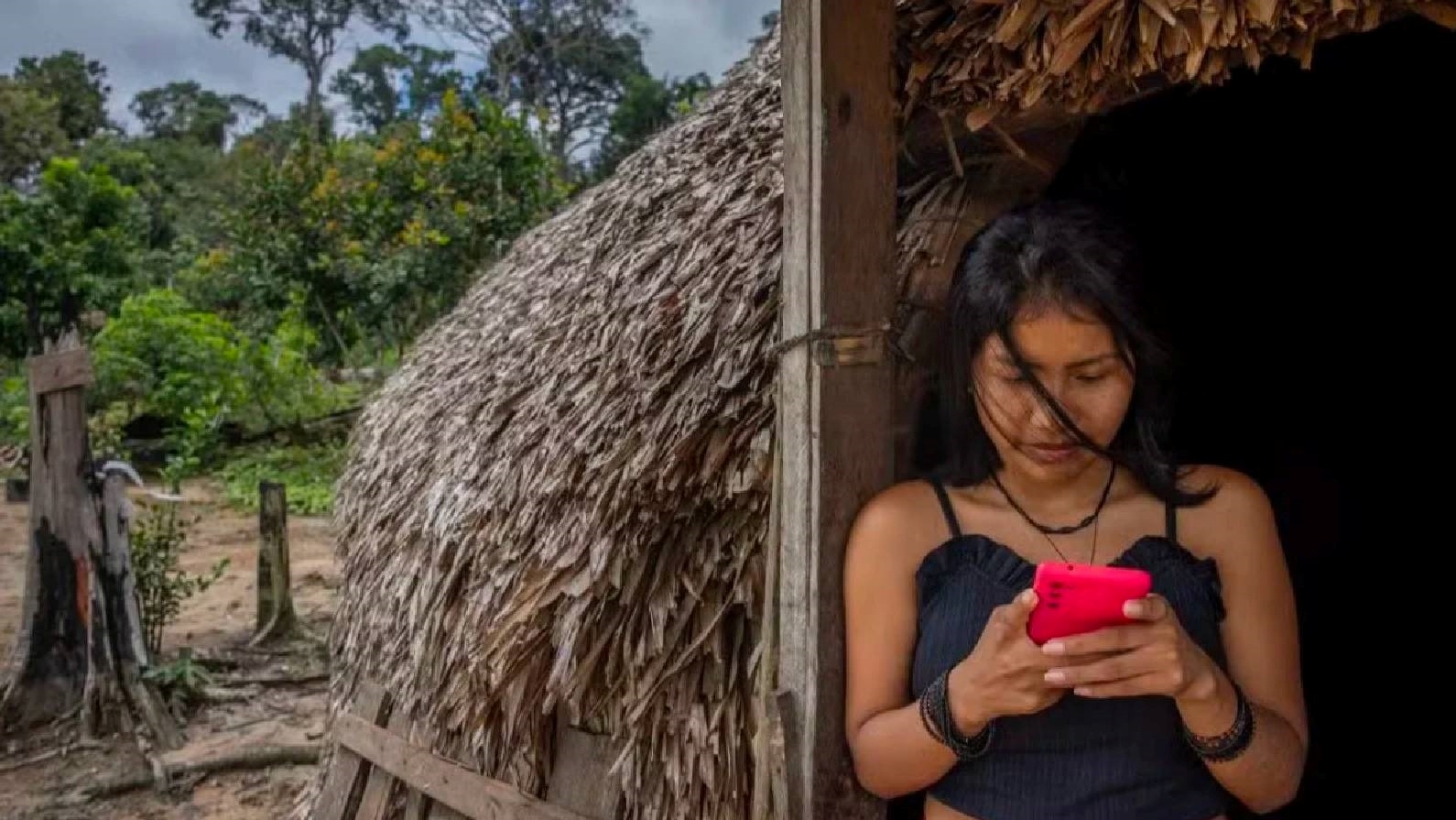 الشعب المعزول في غابات الأمازون تغيرت سلوكياته بسبب الانترنت