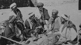 مجموعة من بدو سيناء وهم يدخنون النرجيلة - صورة تعود لعام 1895