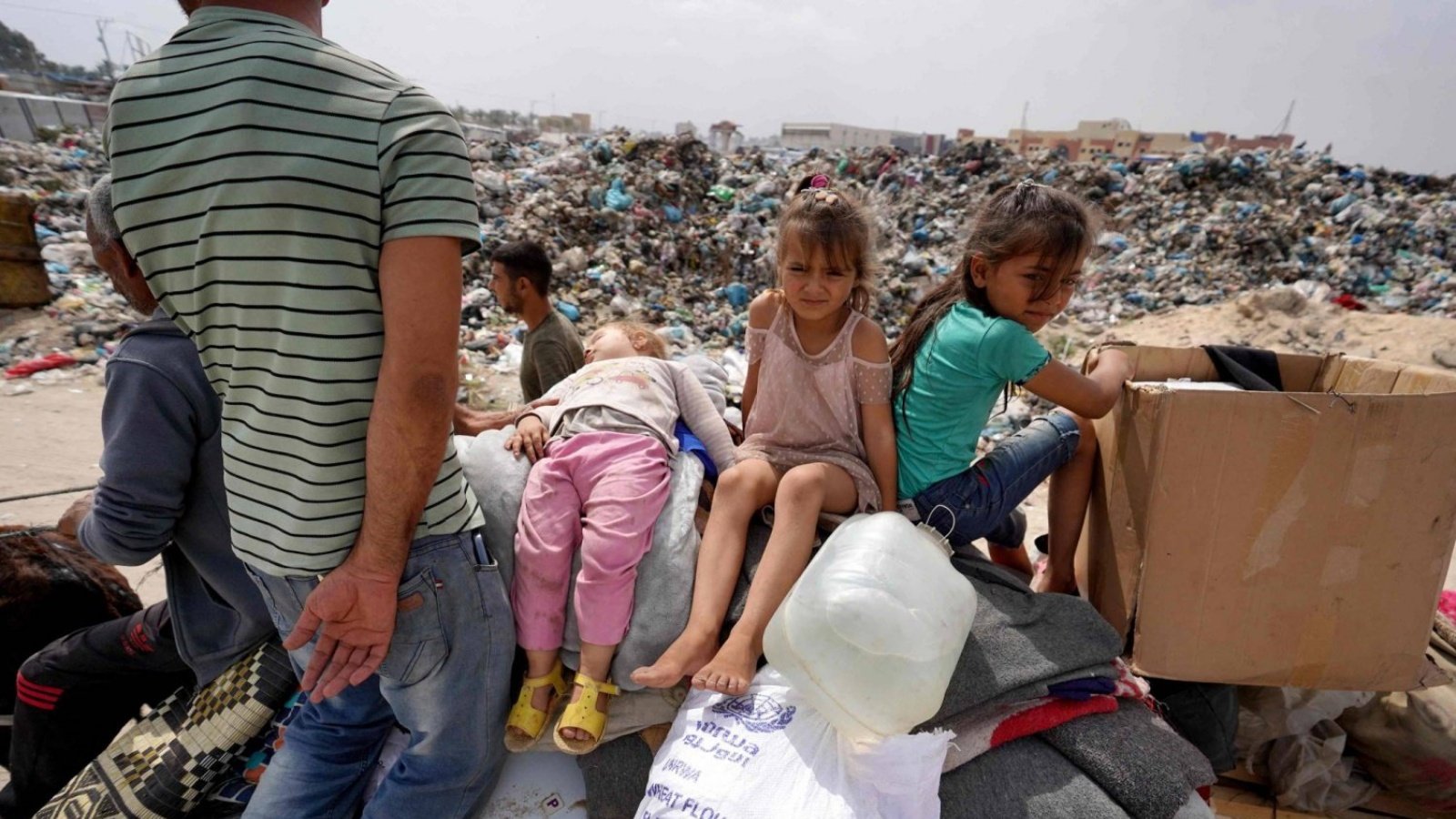 أطفال غزة لا يحصلون على ما يكفي من الماء والغذاء والدواء