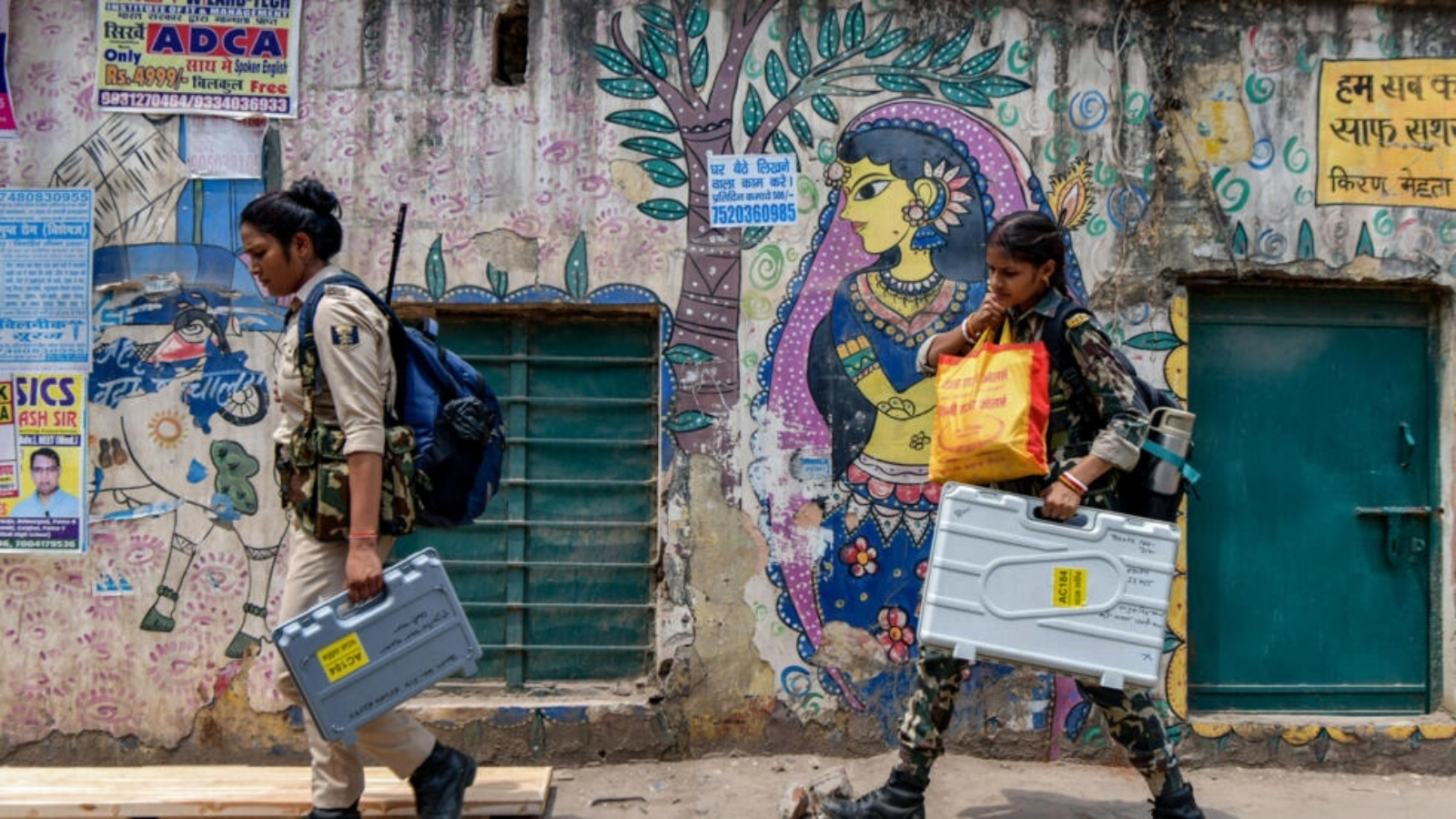 عناصر أمن يحملون آلات التصويت الإلكتروني وغيرها من المعدات في باتنا بتاريخ 31 أيار (مايو) 2024 