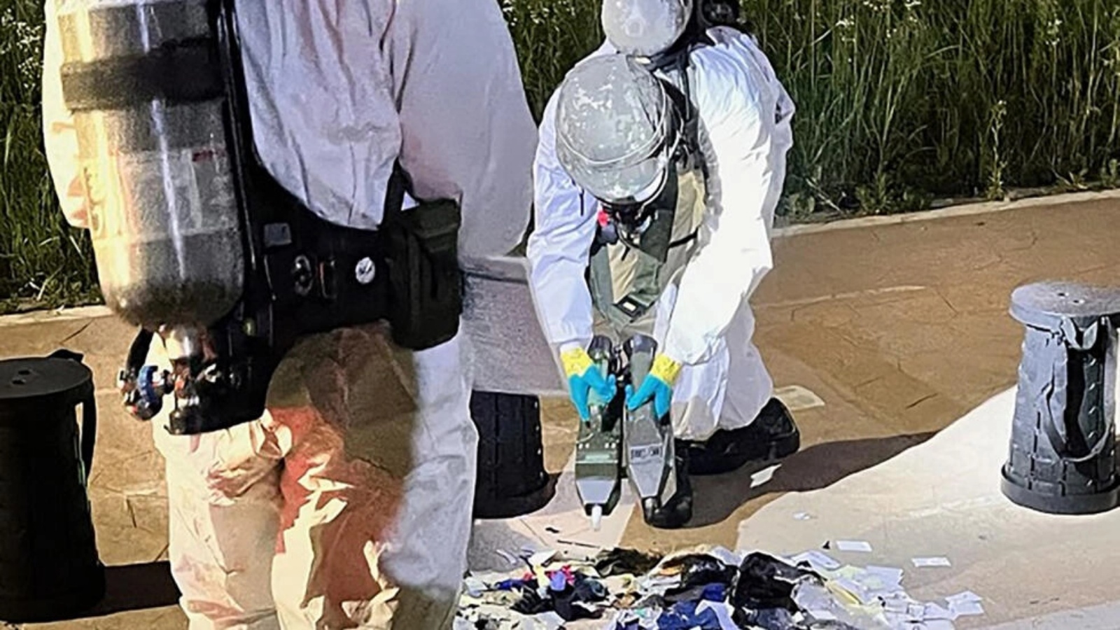 نفايات مثل أعقاب سجائر ومواد بلاستيكية تمّ جمعها فور وصولها إلى الأرض على أيدي رجال يرتدون قمصاناً واقية في كوريا الجنوبية