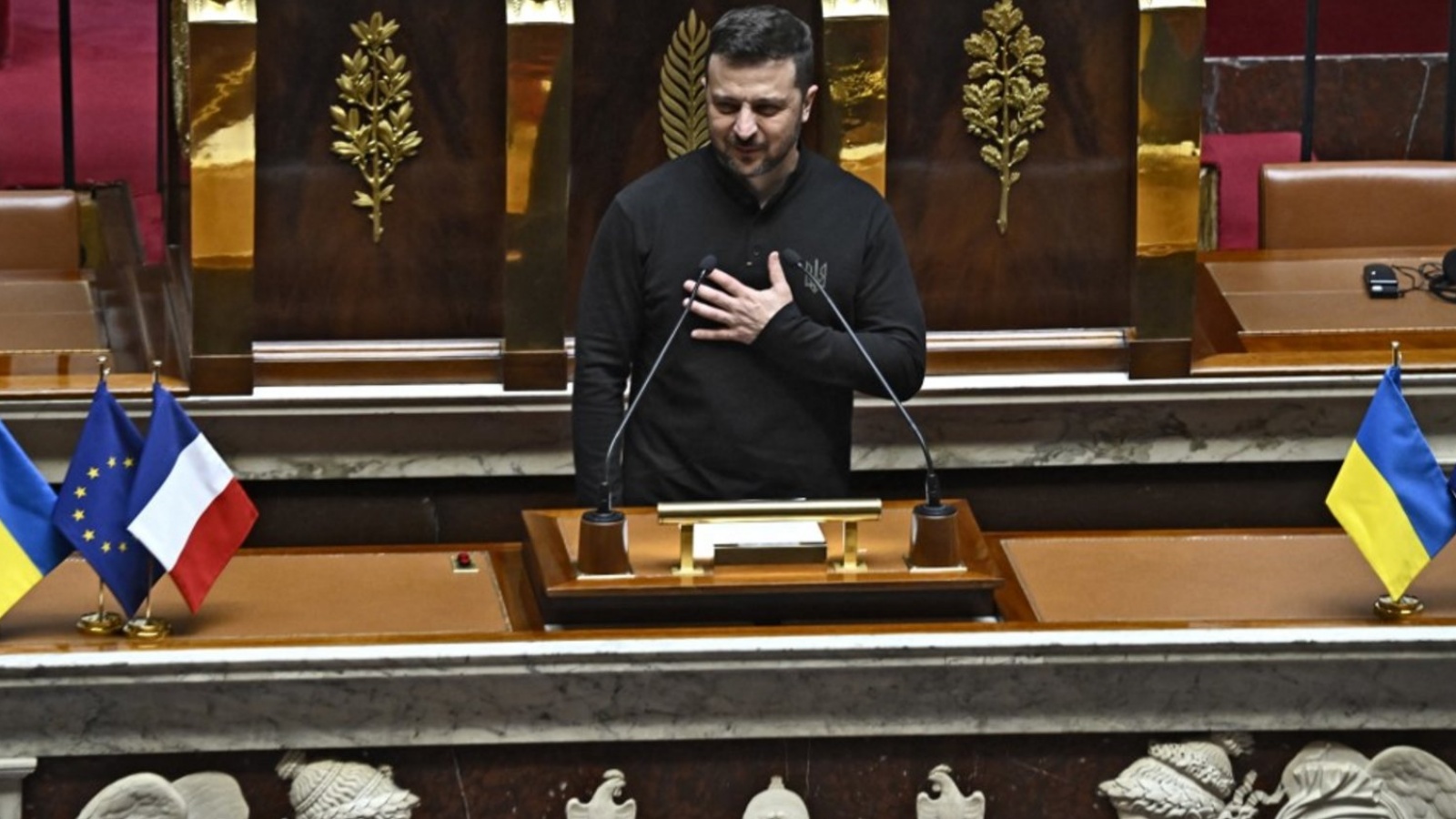 الرئيس الأوكراني خلال إلقاء كلمته في البرلمان الفرنسي 