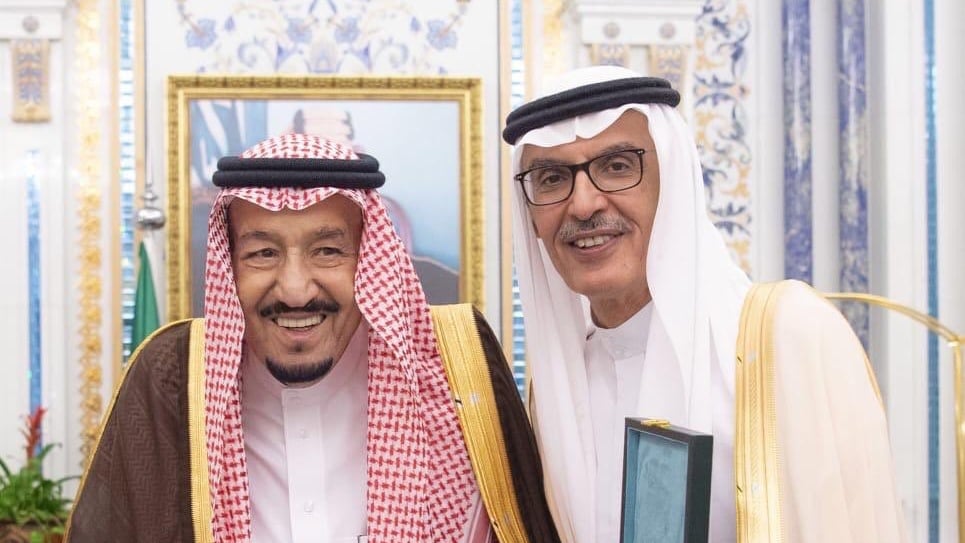 الملك سلمان بن عبدالعزيز يكرم الشاعر الراحل بدر بن عبدالمحسن (أرشيفية)